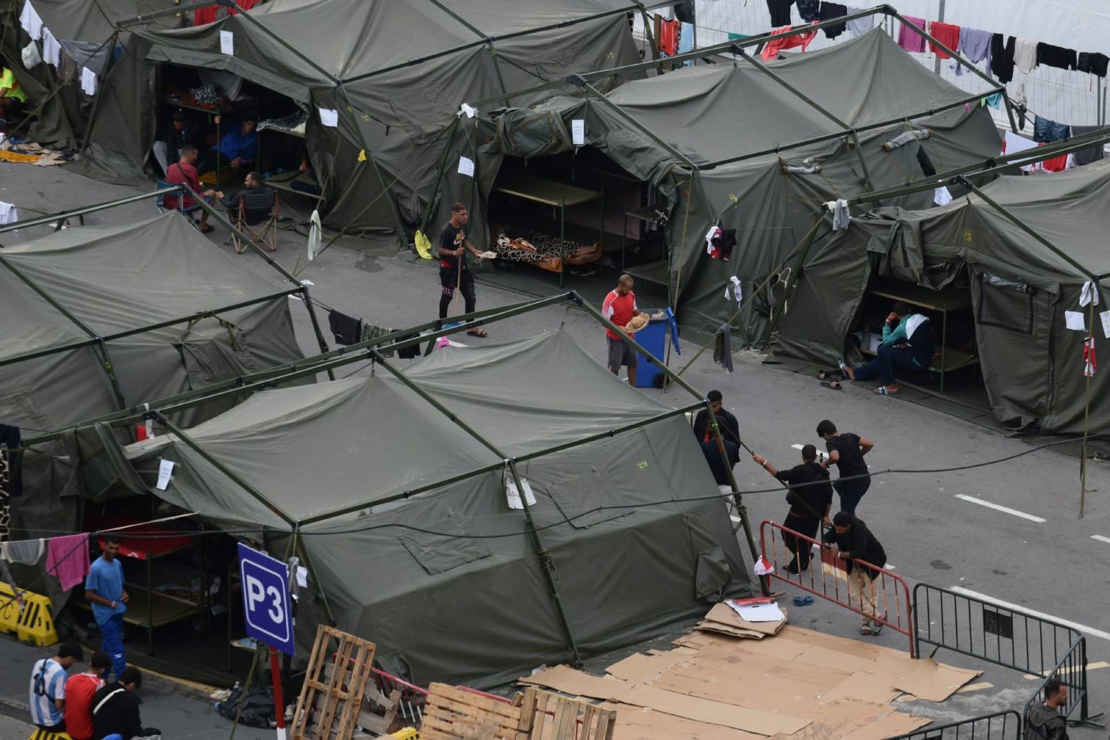 Traslado y retorno de migrantes al CATE y a Marruecos tras el desalojo de la playa de Beníte