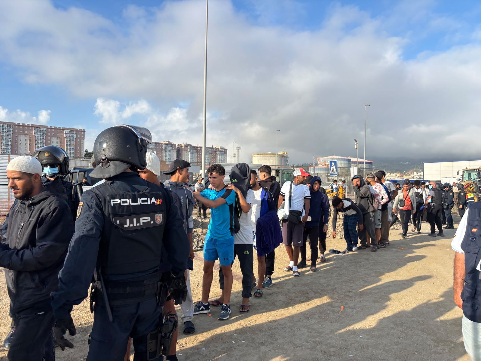 Tenso traslado  de más de  3.000 migrantes de las playas de Ceuta a un nuevo centro temporal