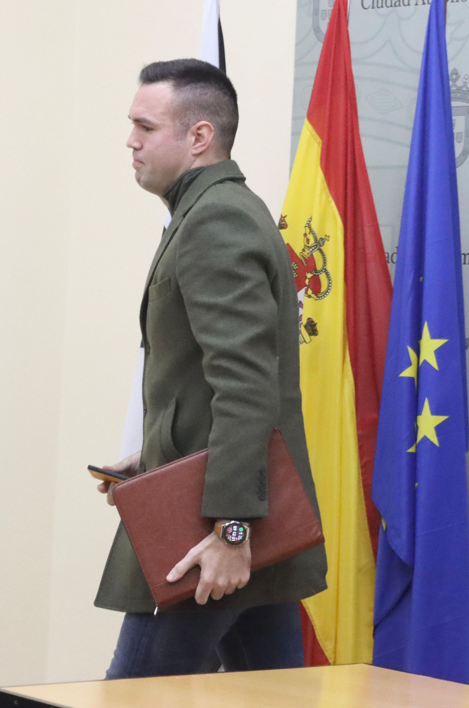 Verdejo saliendo de la sala de prensa.