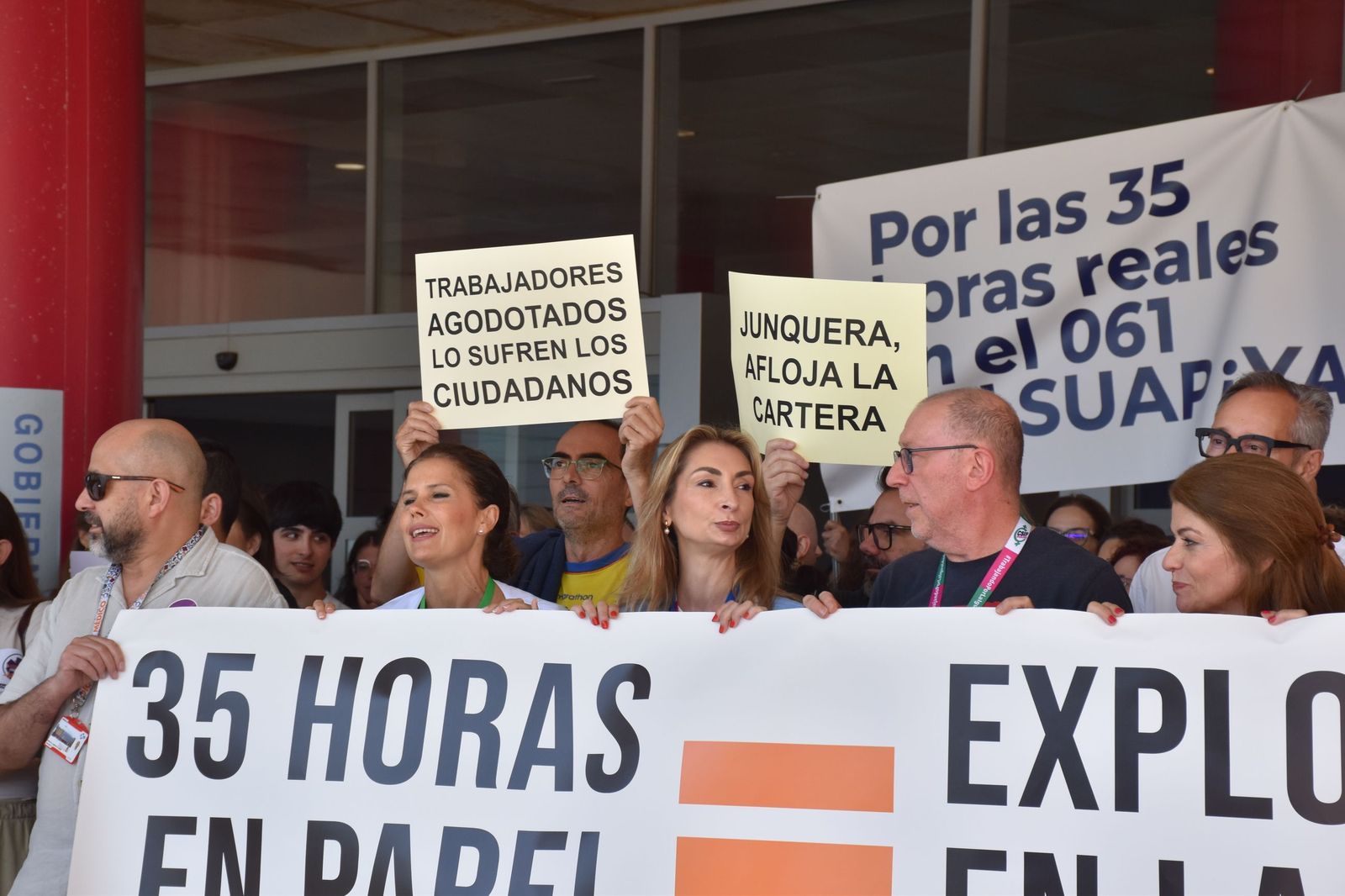 Concentración celebrada ayer en el HUCE con una participación de más de 100 personas convocadas por la Junta de Personal.