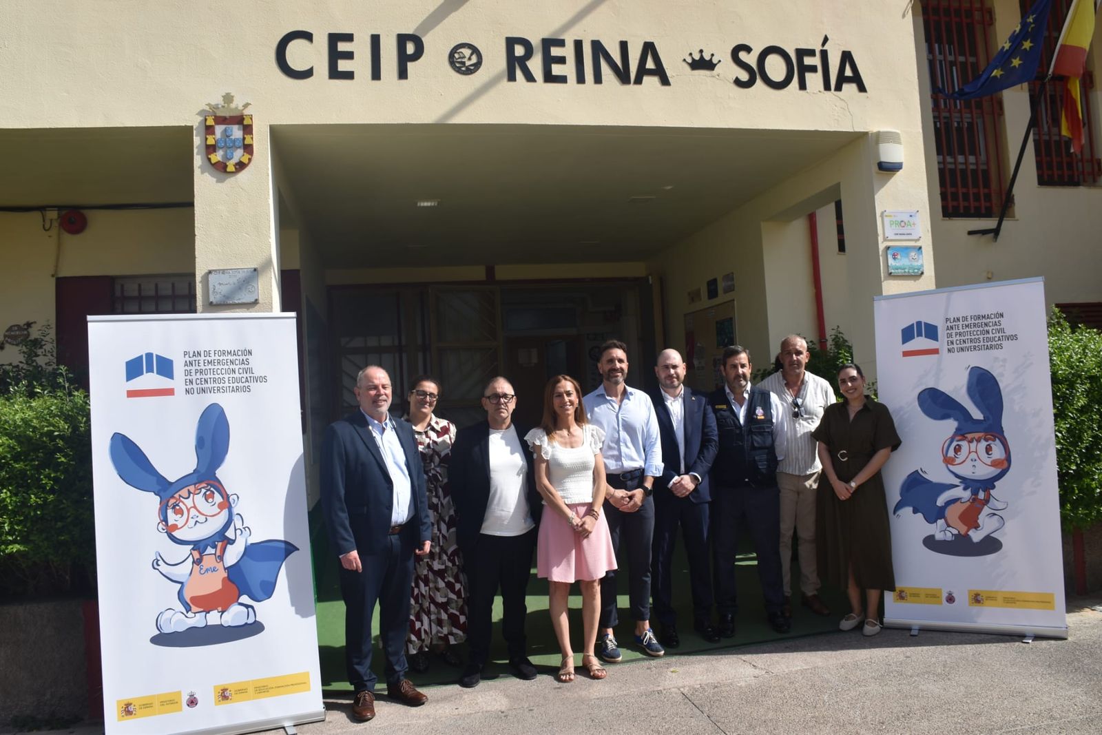 La comitiva que acudió este jueves al CEIP Reina Sofía