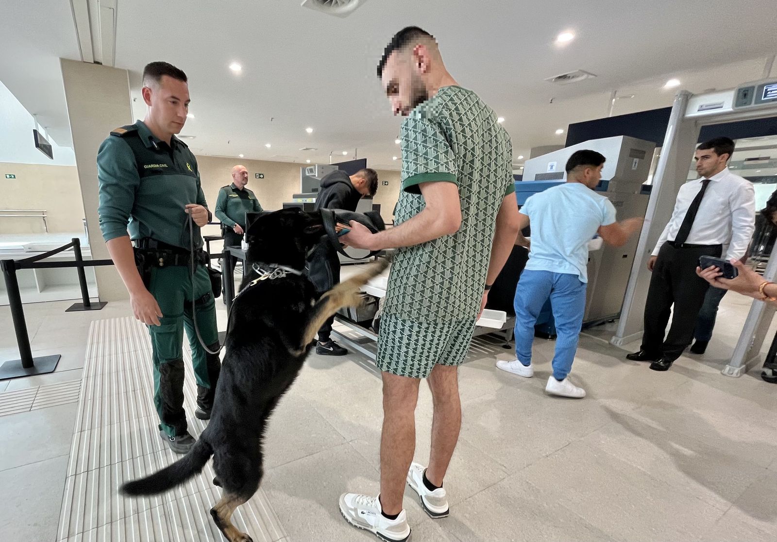 Durante el contro el Grupo Cinológico detectó a dos personas con sustancias estupefacientes