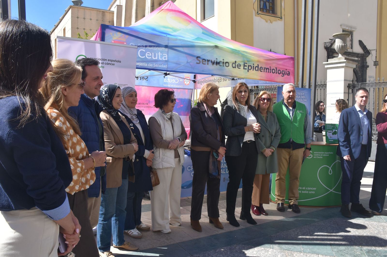 Stand de la AECC en la Plaza de los Reyes con motivo del Día Mundial del Cáncer de Colon