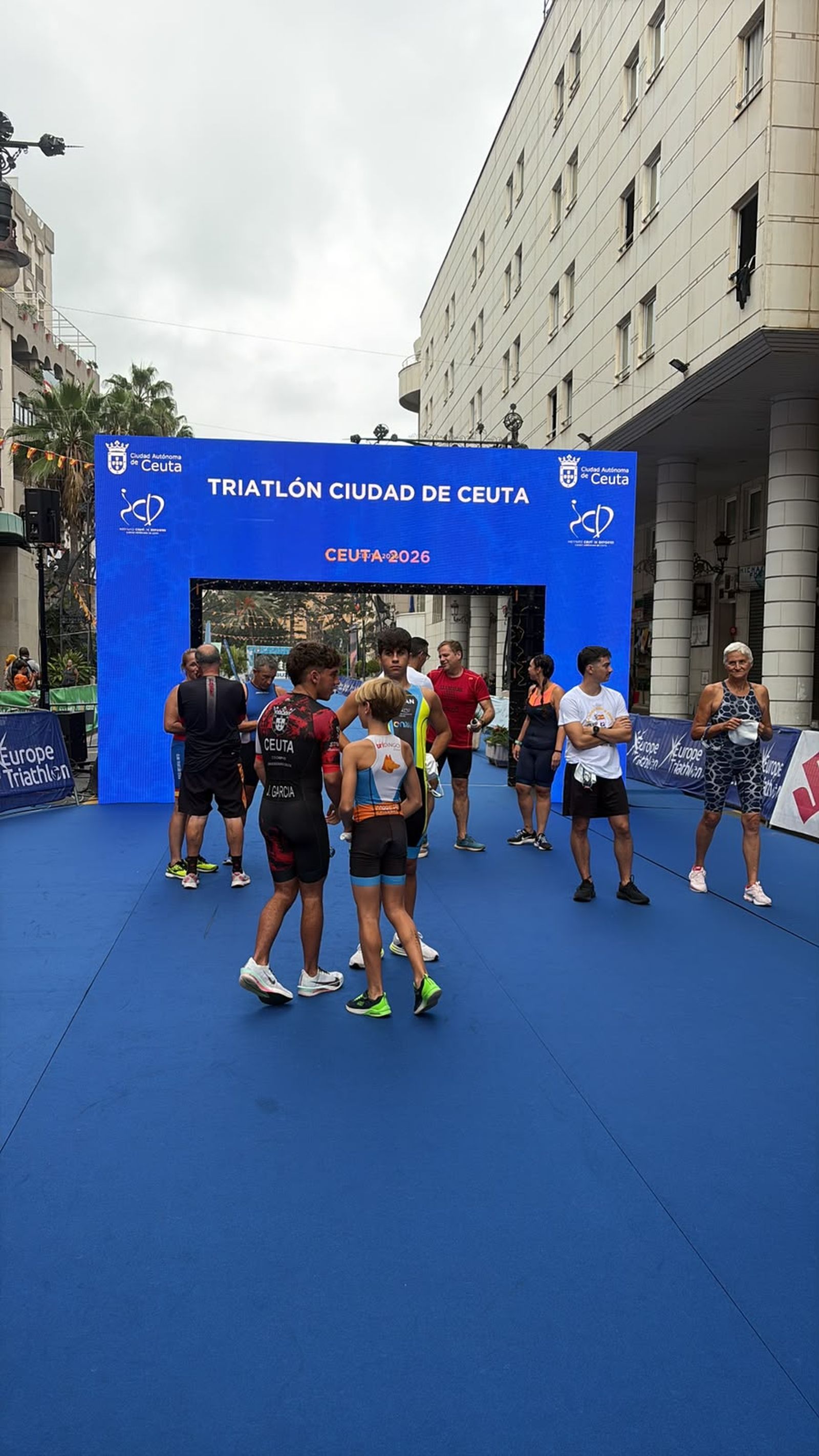Los aficionados al triatlón en Ceuta se reúnen para participar en el Acuatlón Popular 'Juan Mur' y en la Phoenix Kids Triathlon