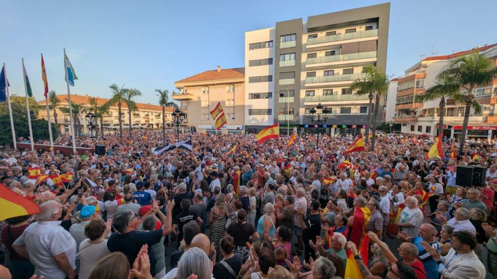 Torremolinos se tiñe de negra y blanca en honor a Ceuta