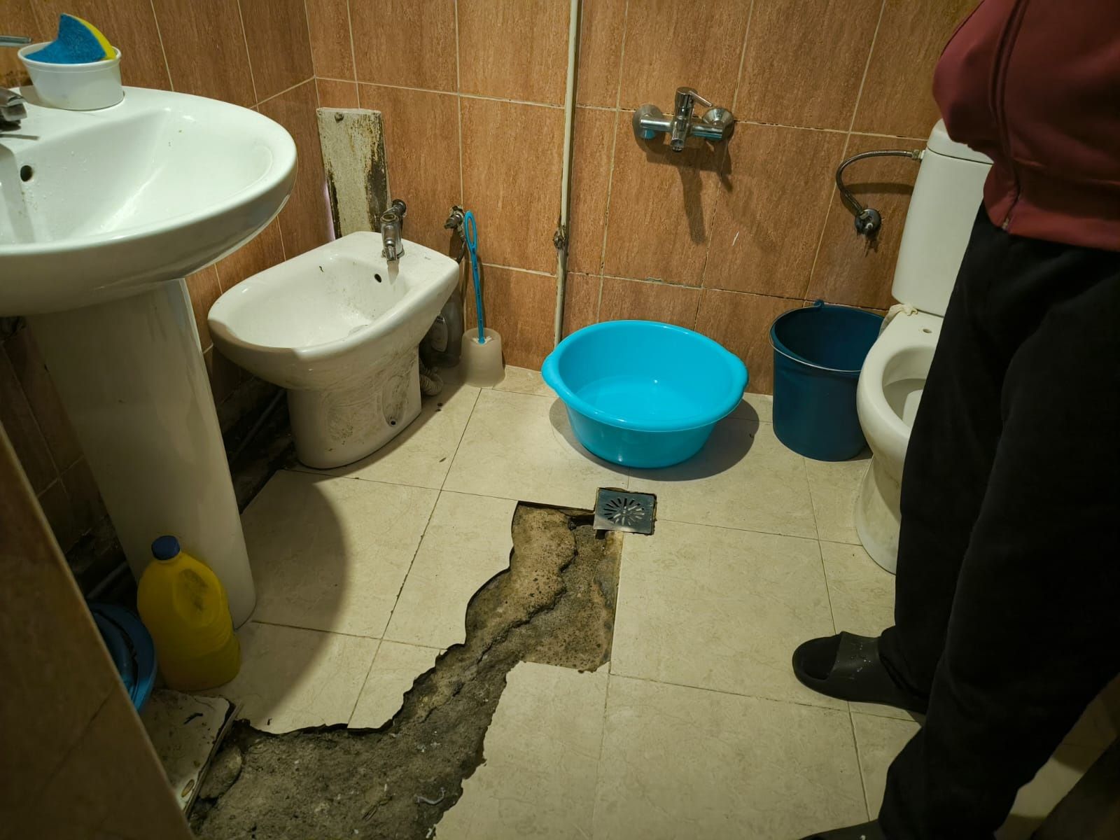 El cuarto de baño de la familia de Abdelaziz en la entrevista de febrero.