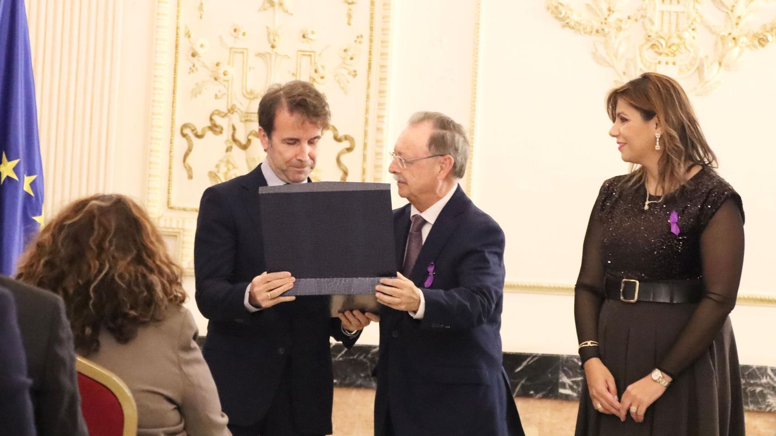 El presidente de Ceuta hace entrega a Miguel Ángel Cano del reconocimiento por el 25 junto a la consejera de Sanidad y Servicios Sociales