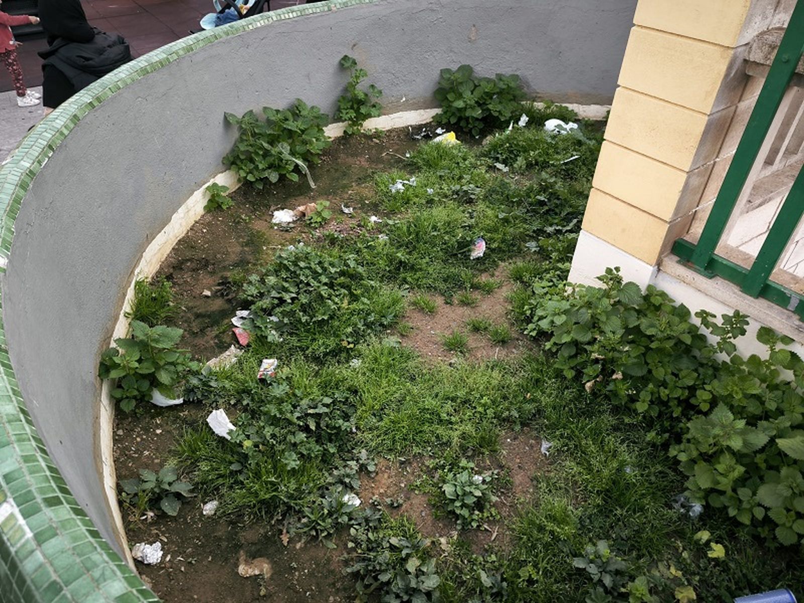La basura tras los asientos de la plaza de Azcárate. / NICOL'S
