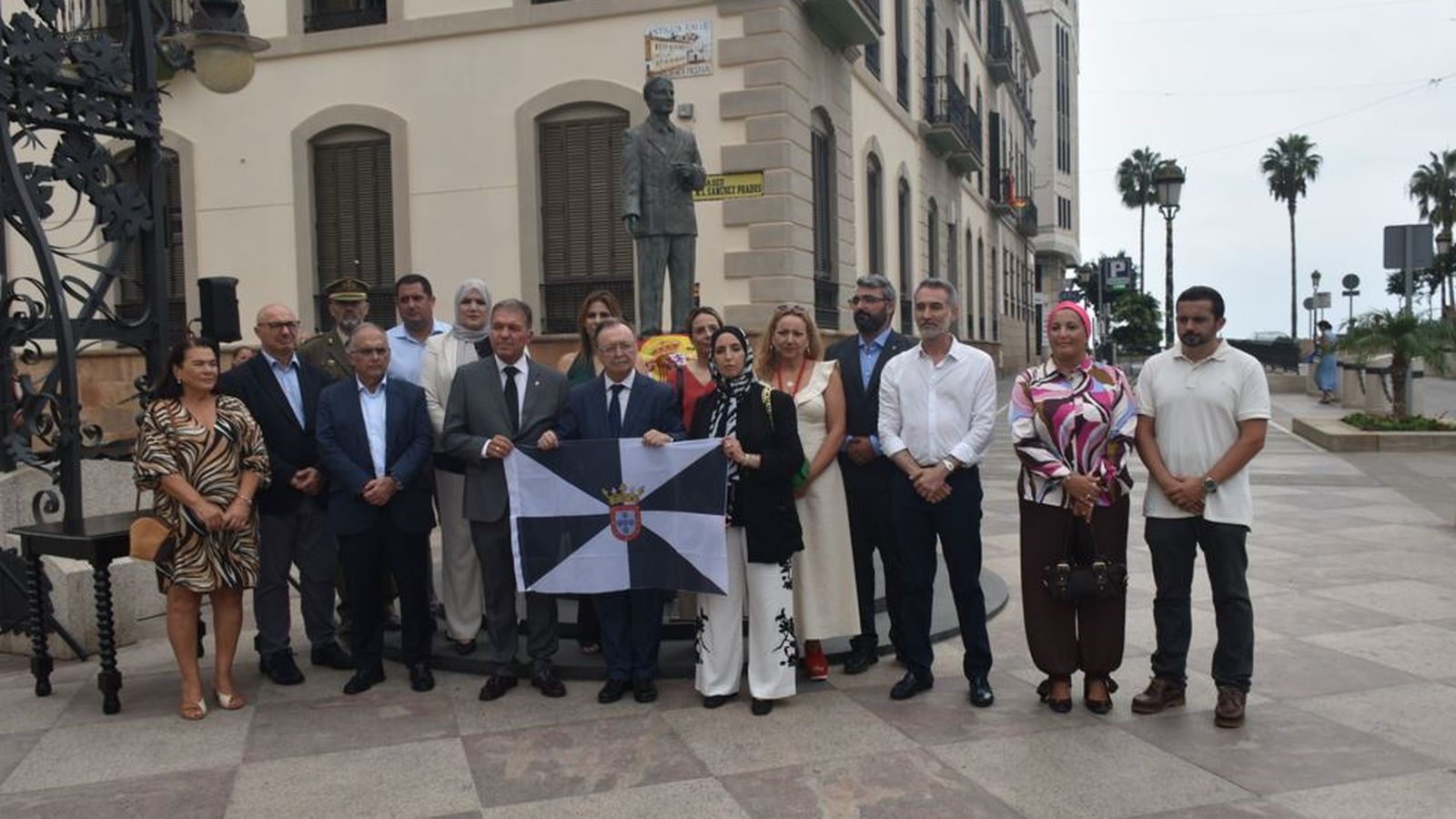 Los asistentes al acto, tras el homenaje al ex alcalde