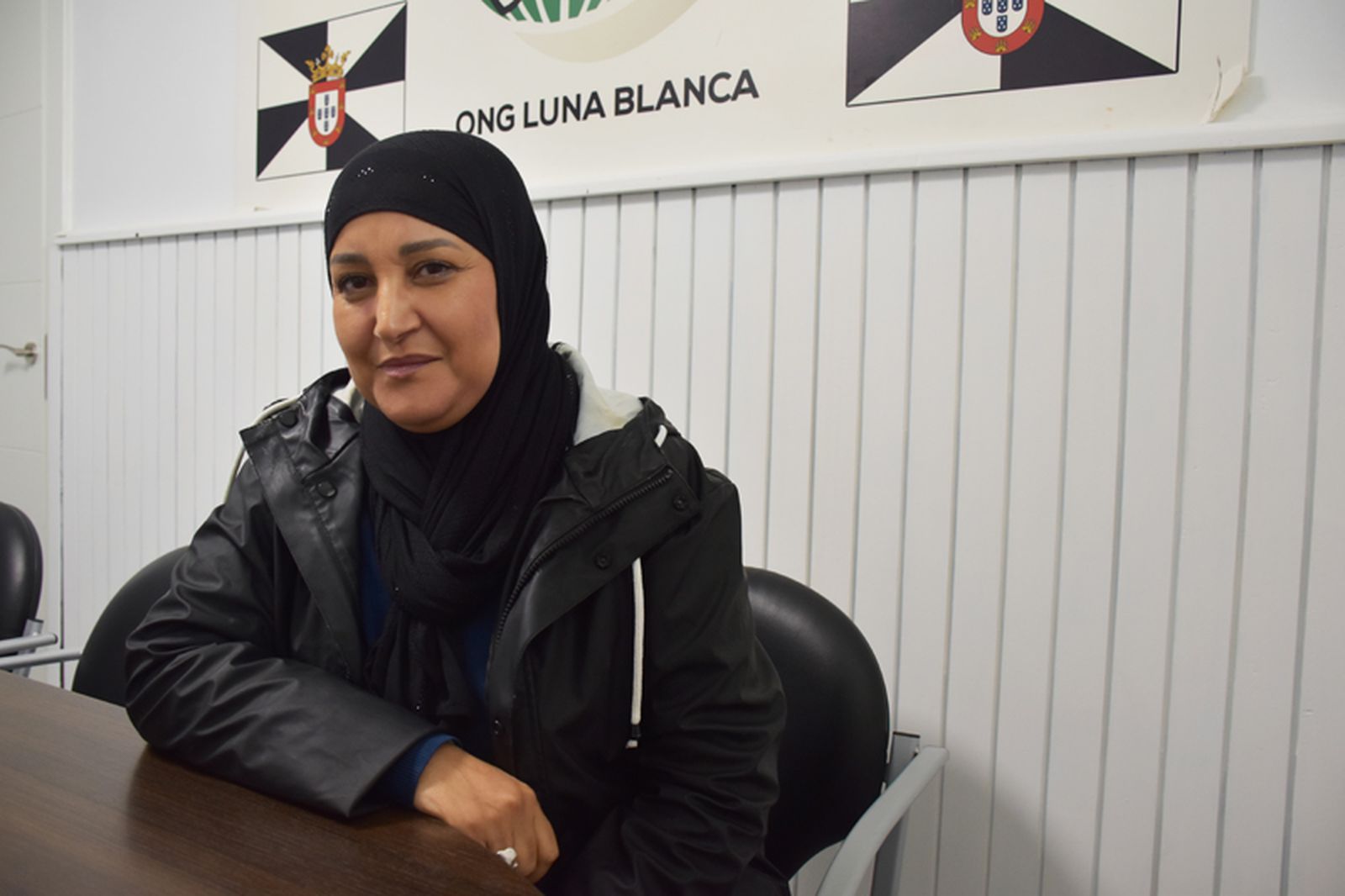 La educadora social de Luna Blanca, Halima Ahmed, en la sala de reuniones de la ONG. / FOTO G.S. La educadora social de Luna Blanca, Halima Ahmed, en la sala de reuniones de la ONG. / FOTO G.S.
