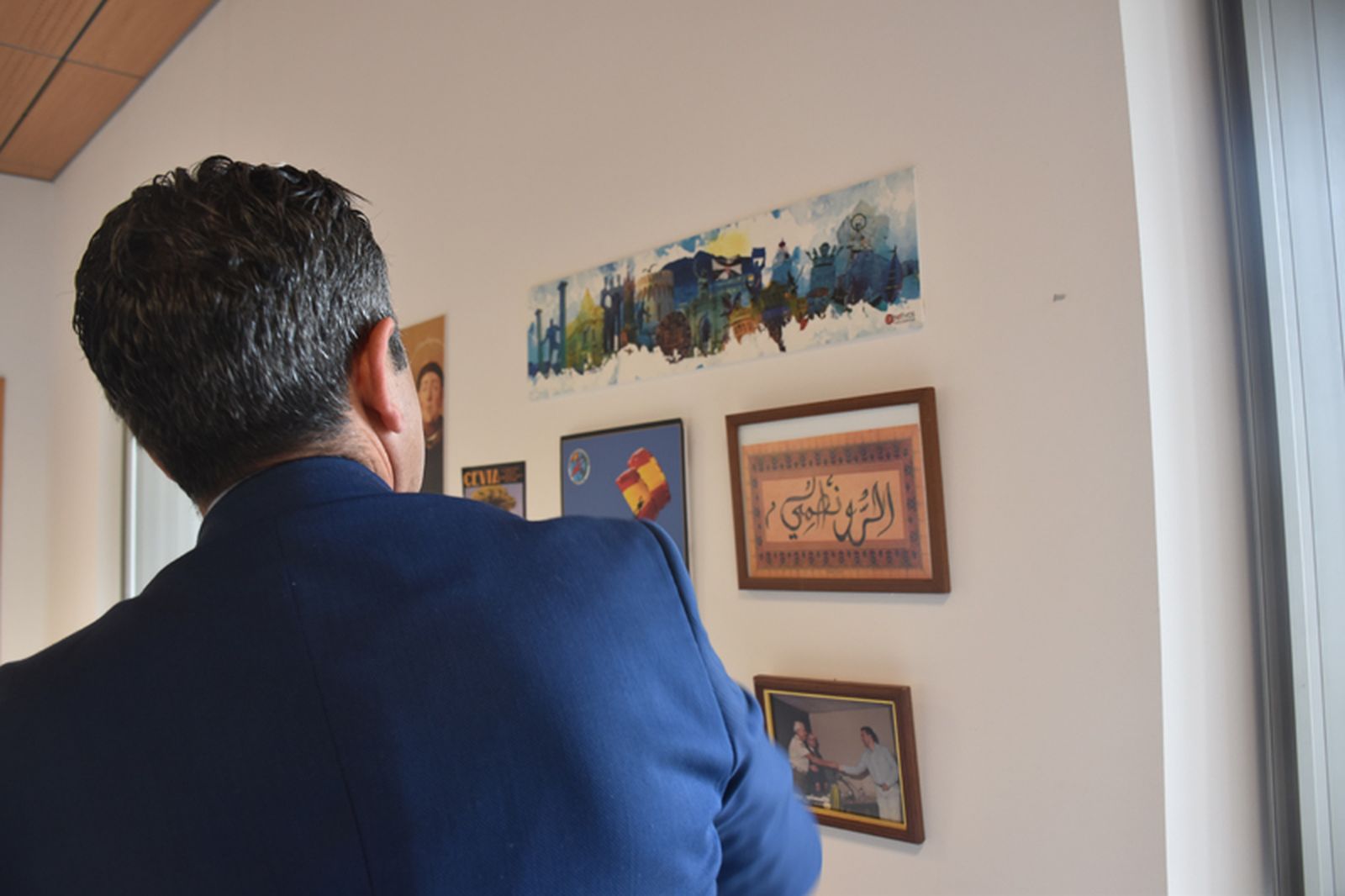 Rontomé contempla un cuadro regalado por la Asociación Cultural Al Idrissi con su nombre en árabe. / FOTO G.S.