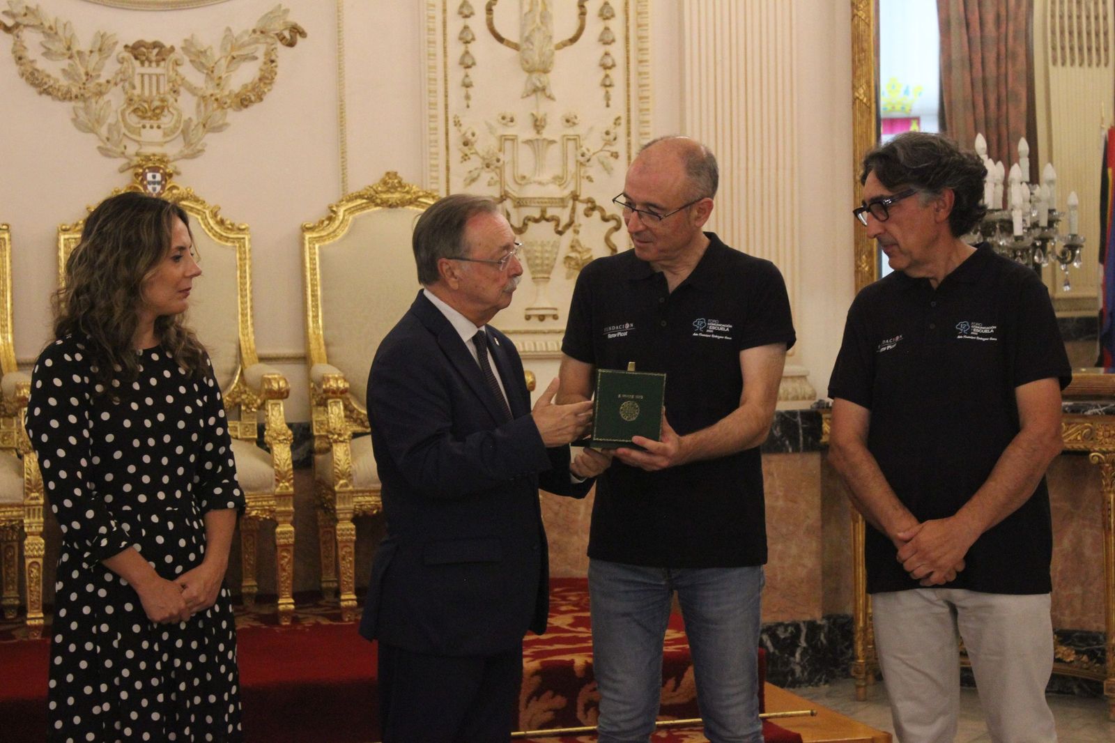 Recepción de Vivas en el Salón del Trono al IES Elisa y Luis Villamil. Recepción de Vivas en el Salón del Trono al IES Elisa y Luis Villamil.