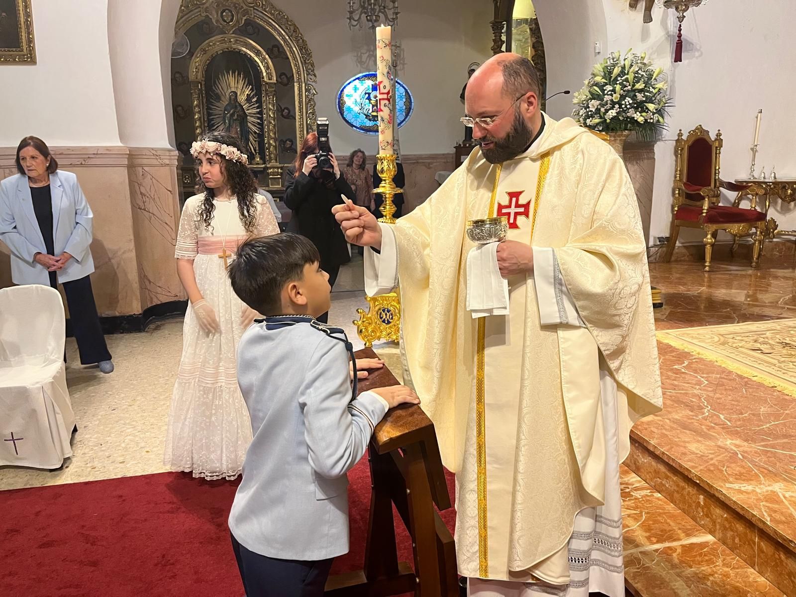El vicario oficia comuniones en el Santuario de la Virgen de África