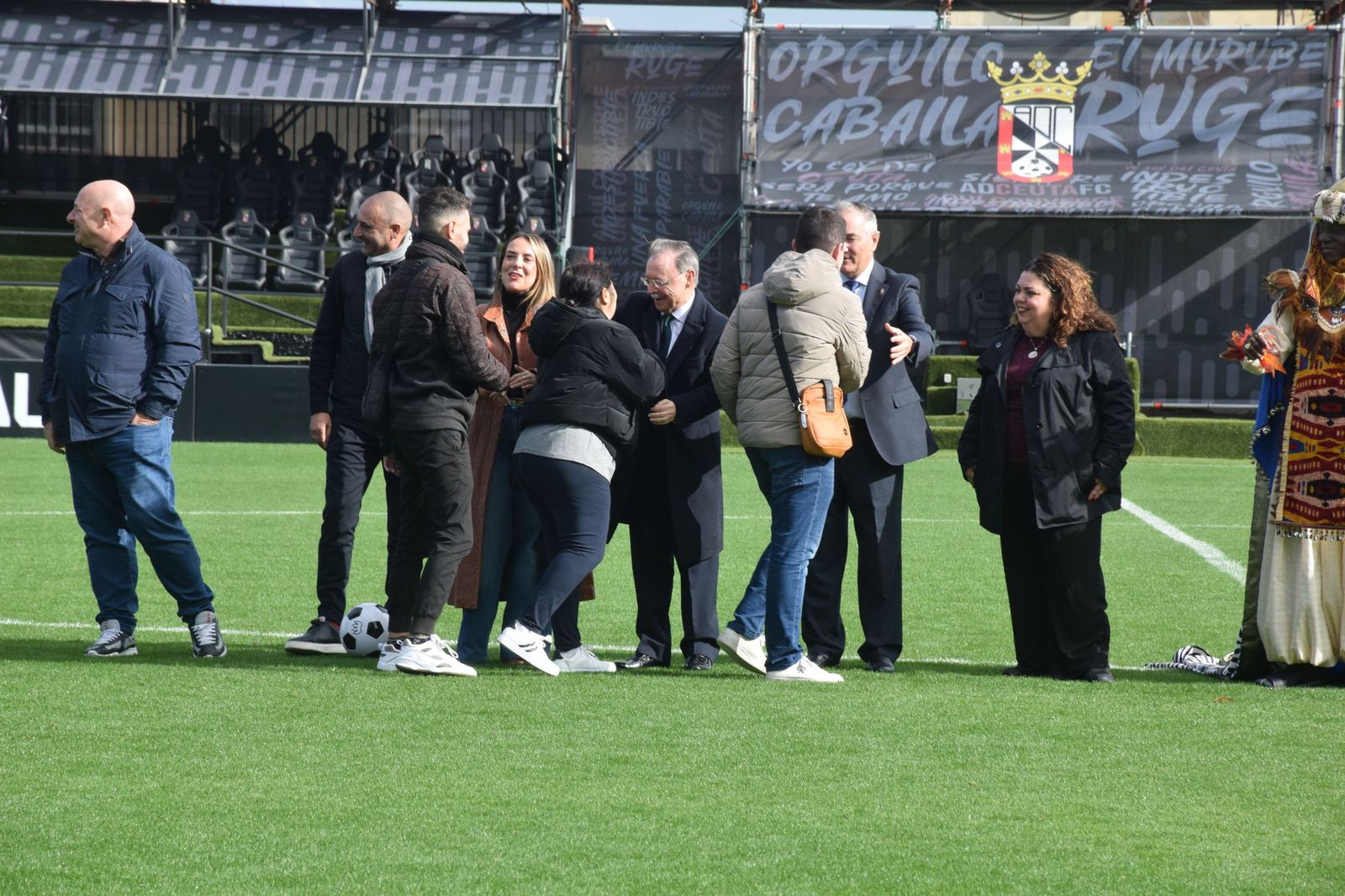 Los Reyes Magos aterrizan en el Alfonso Murube horas antes de la cabalgata