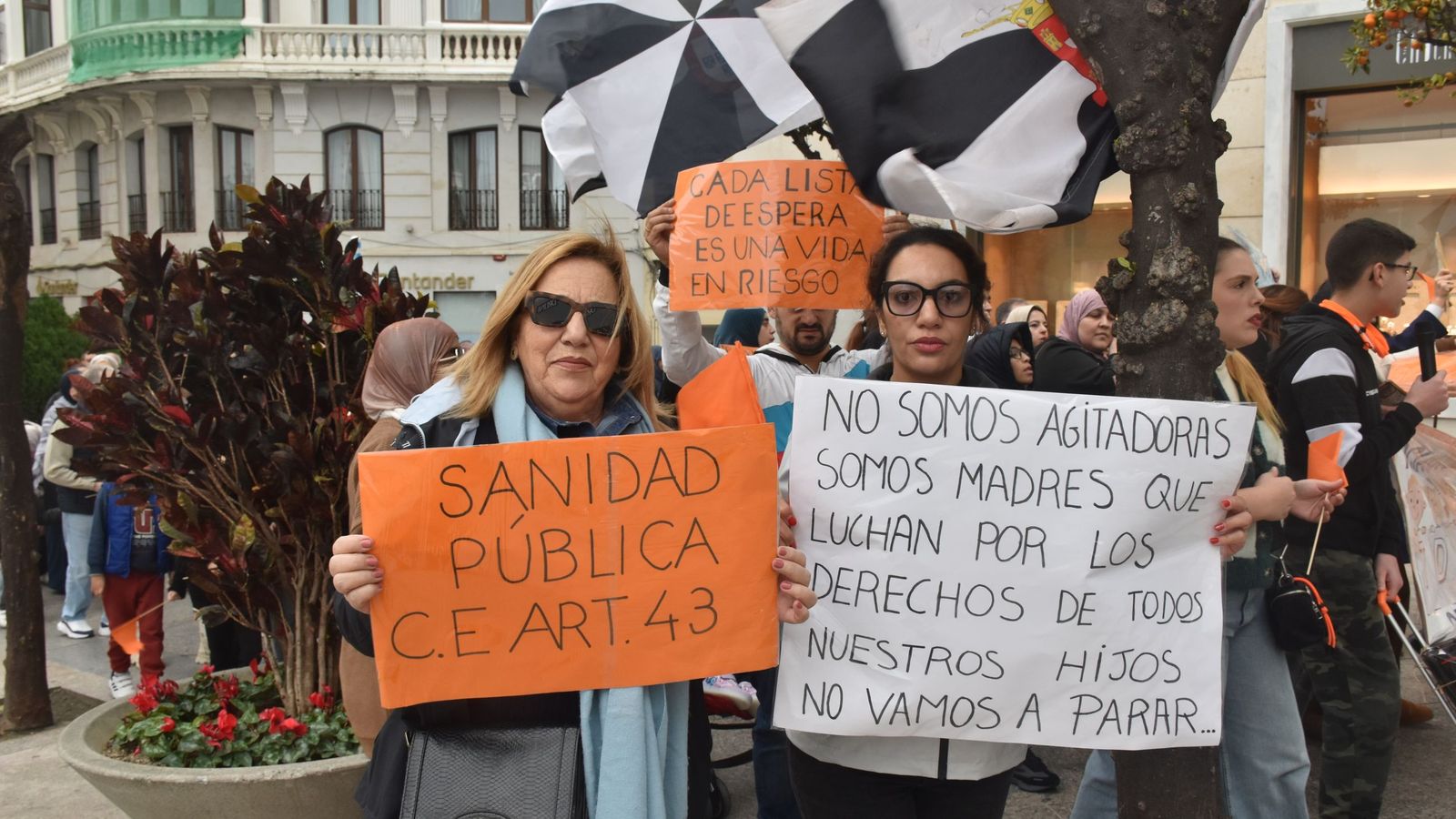 Mari Carmen Bellido y su nuera durante la manifestación por una sanidad de calidad celebrada este miércoles
