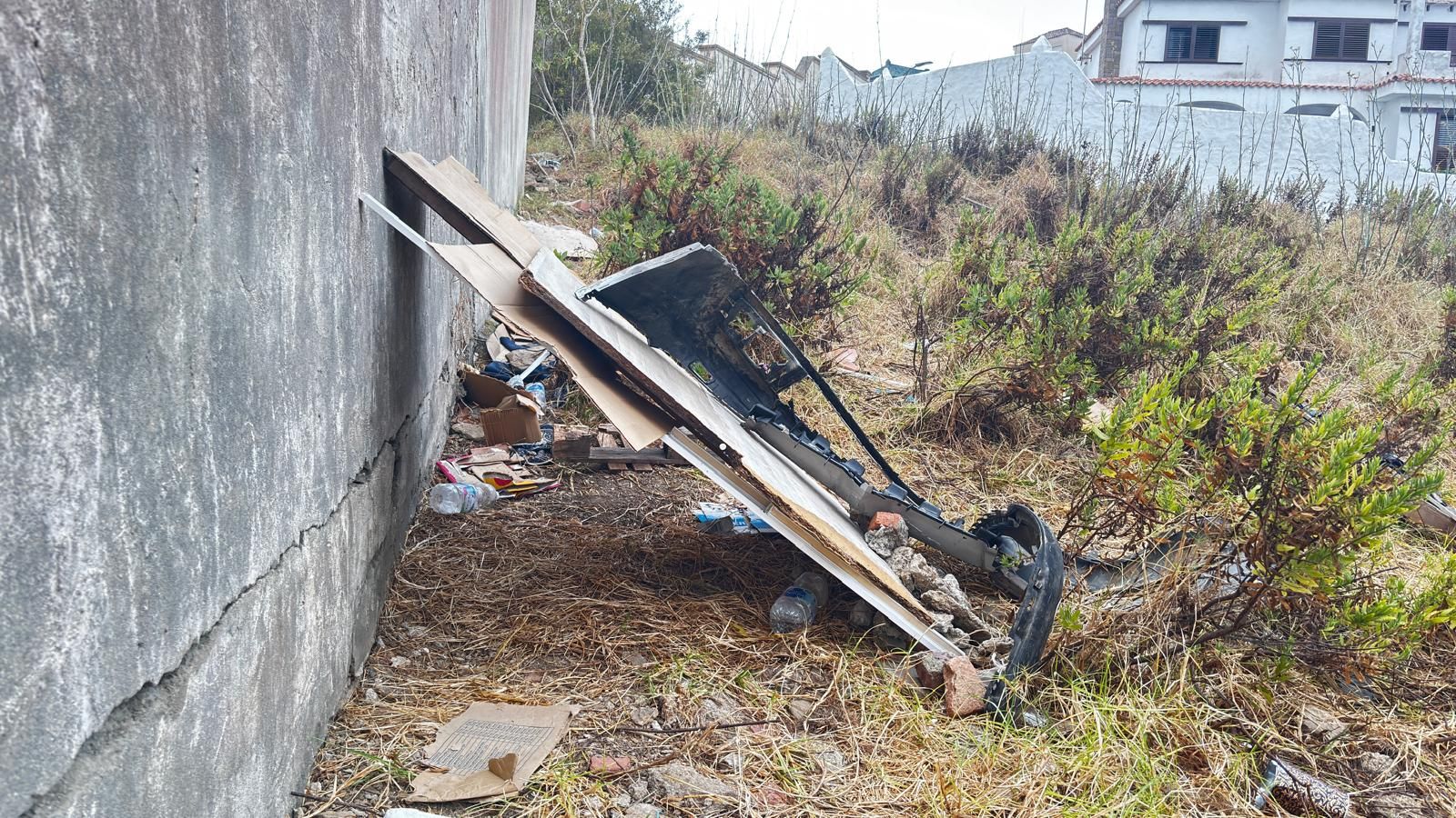 Los vecinos de Barriada Postigo, “agotados” de ver migrantes durmiendo en coches abandonados
