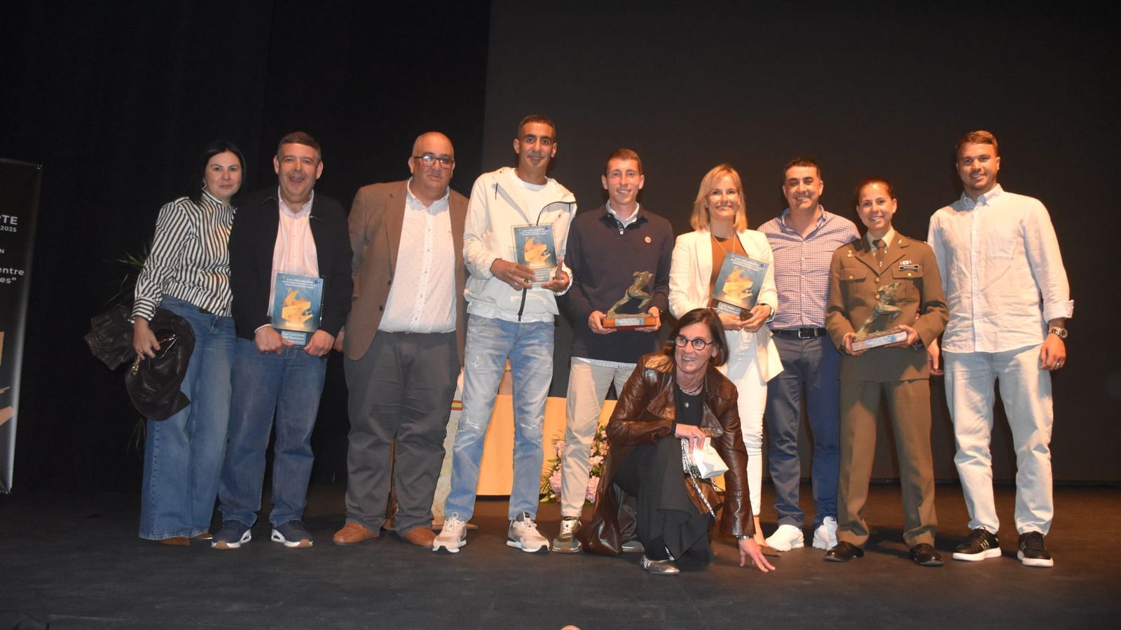 La docente Teresa de las Heras al lado de Álvaro Salguero y el resto de premiados