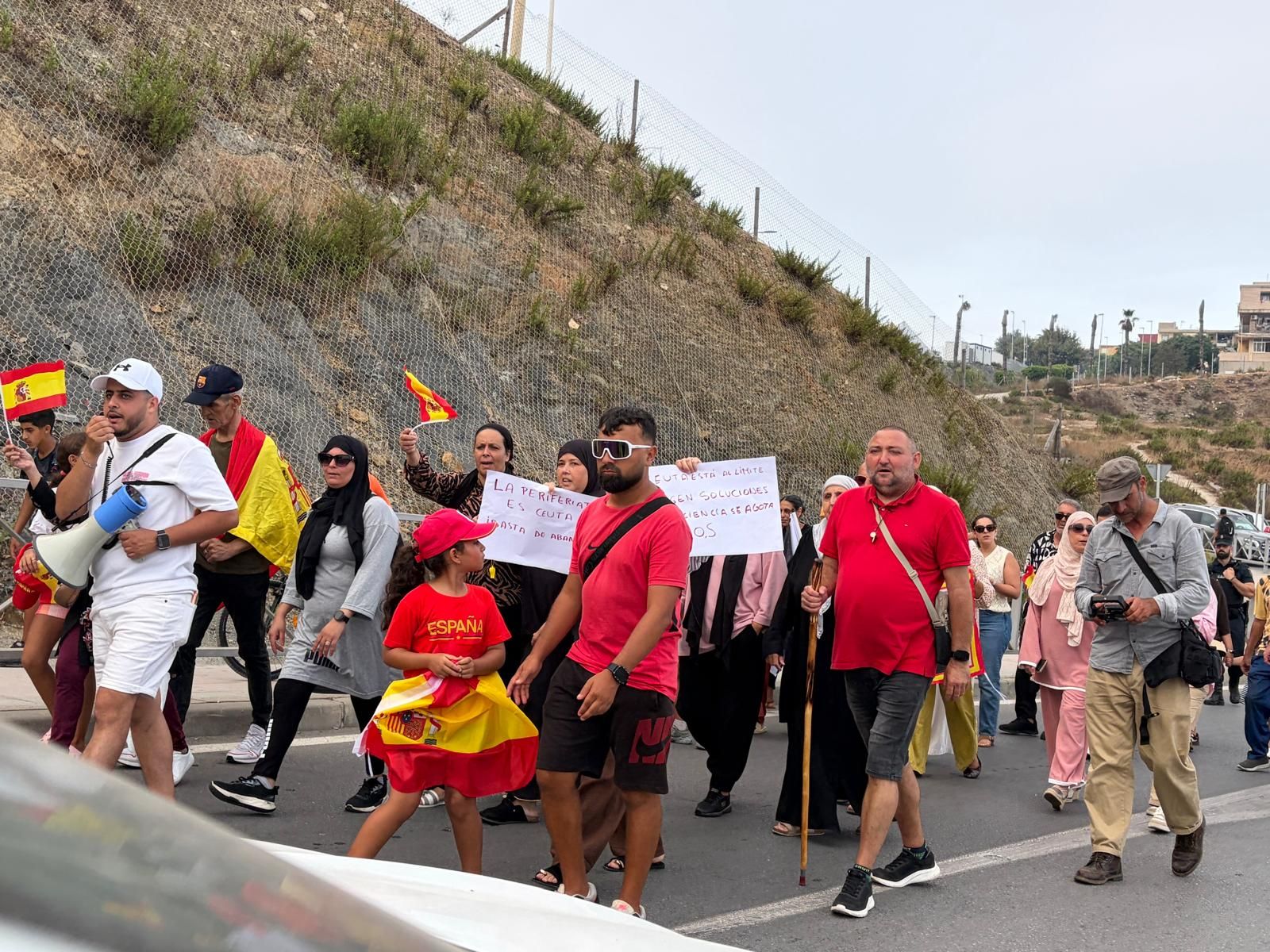 “No nos mires, únete”: una pacífica pero discreta manifestación por la periferia