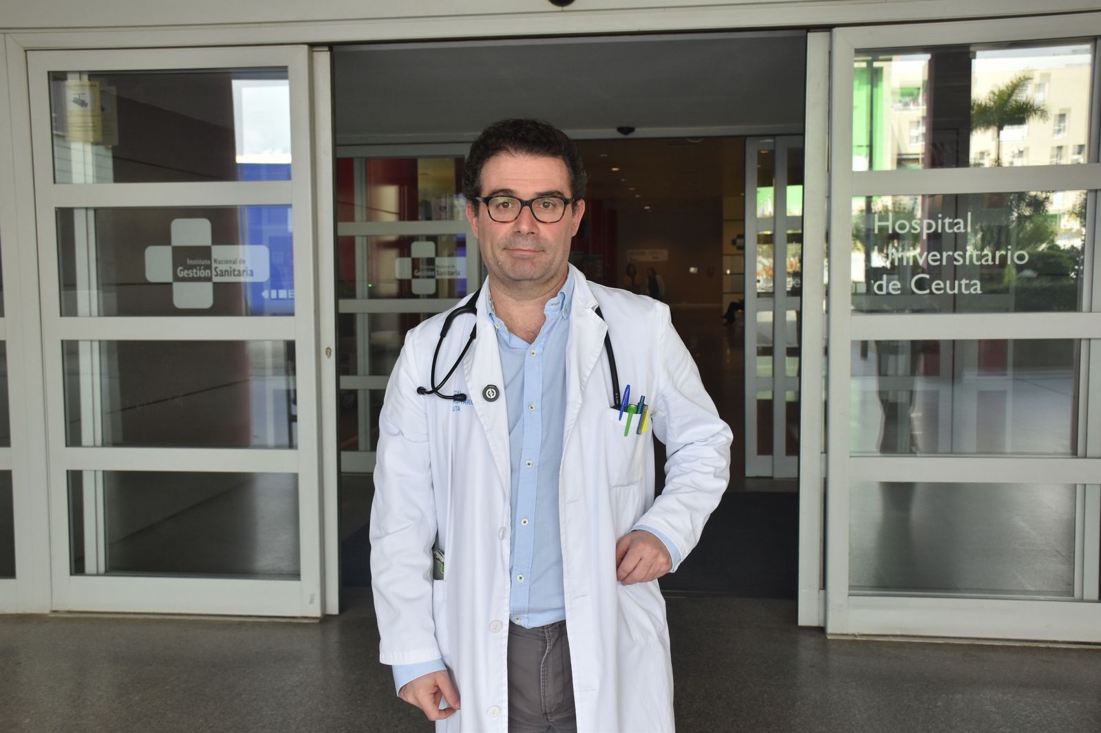 El jefe de Neurología del Hospital Universitario de Ceuta, Rafael Merino, tras una entrevista concedida a El Pueblo de Ceuta en Loma Colmenar