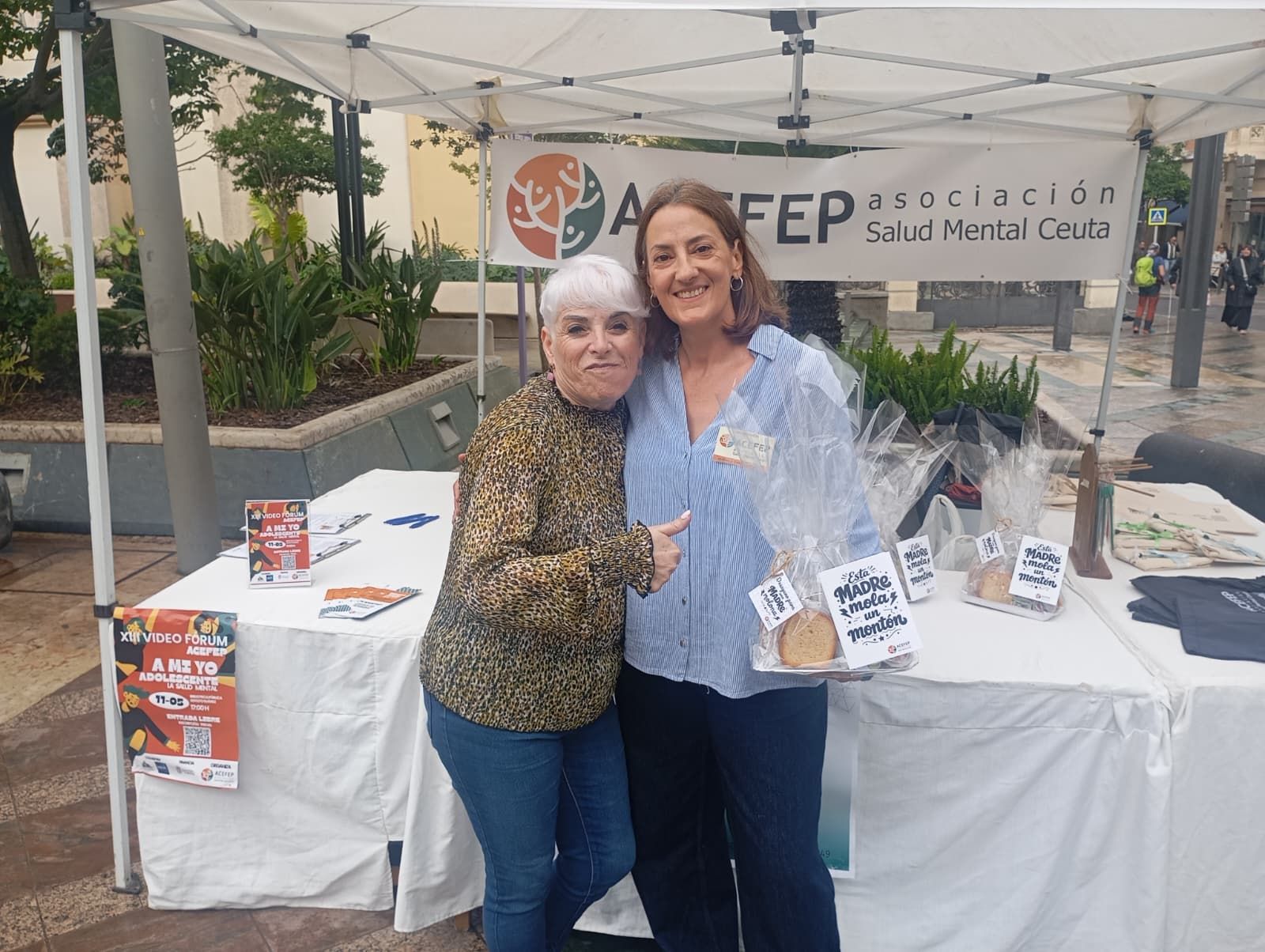 Verónica García Berlanga (dcha) junto a María, trabajadora de ACEFEP