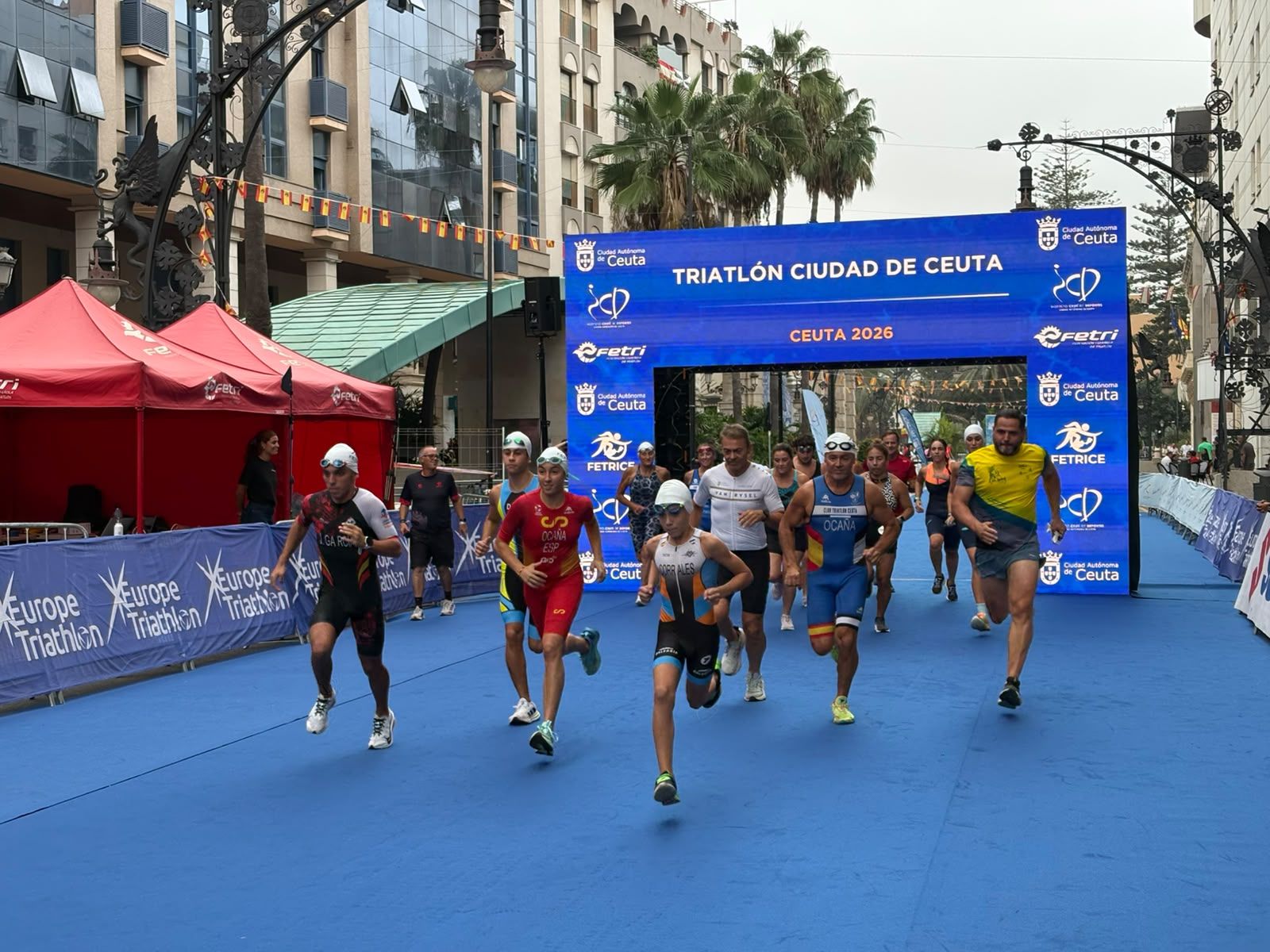 Los aficionados al triatlón en Ceuta se reúnen para participar en el Acuatlón Popular 'Juan Mur' y en la Phoenix Kids Triathlon
