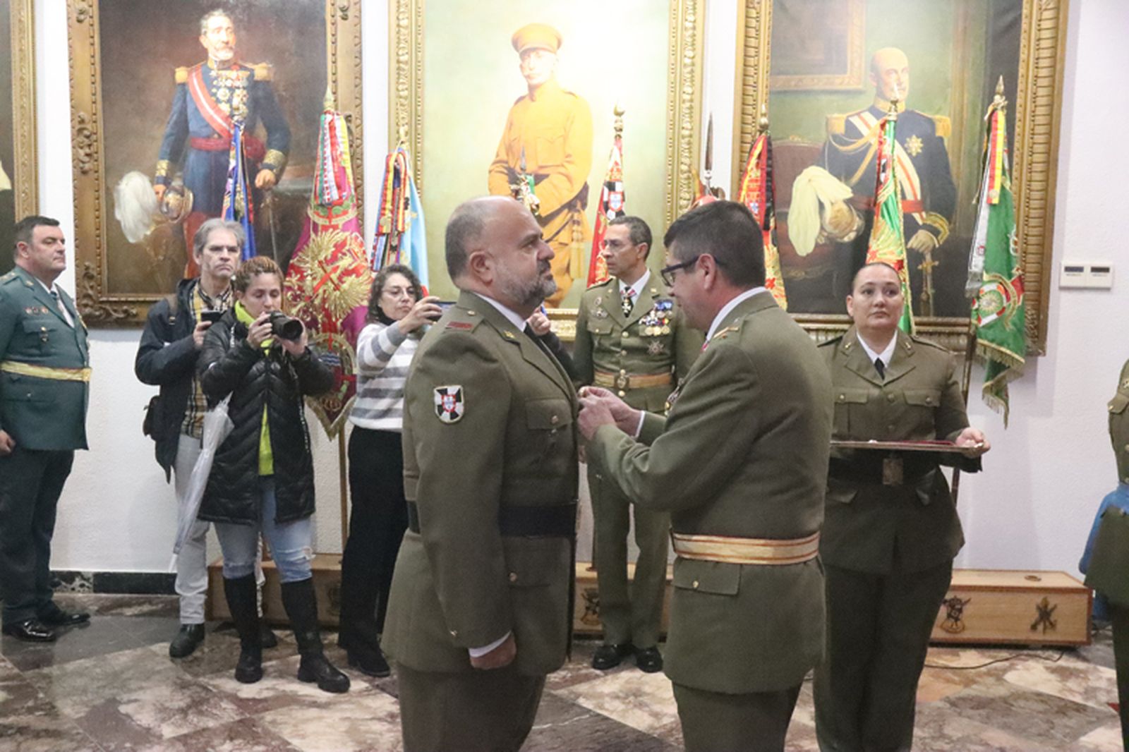 Militares recibiendo  la Cruz del Mérito Militar con distintivo blanco este lunes en el Salón del Trono de la Comandancia. / FOTO REDUAN