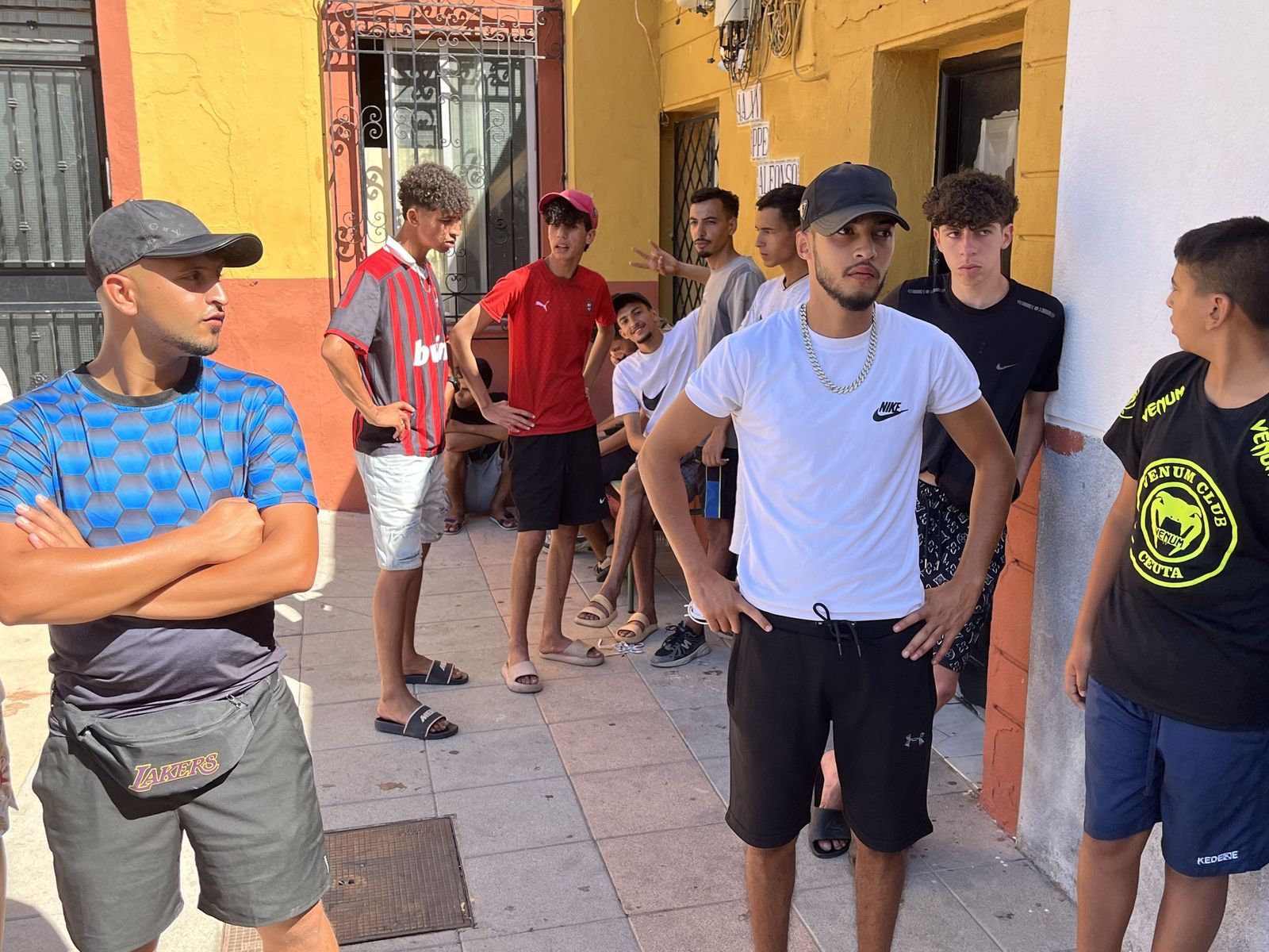 Jóvenes migrantes en la barriada del Príncipe Alfonso
