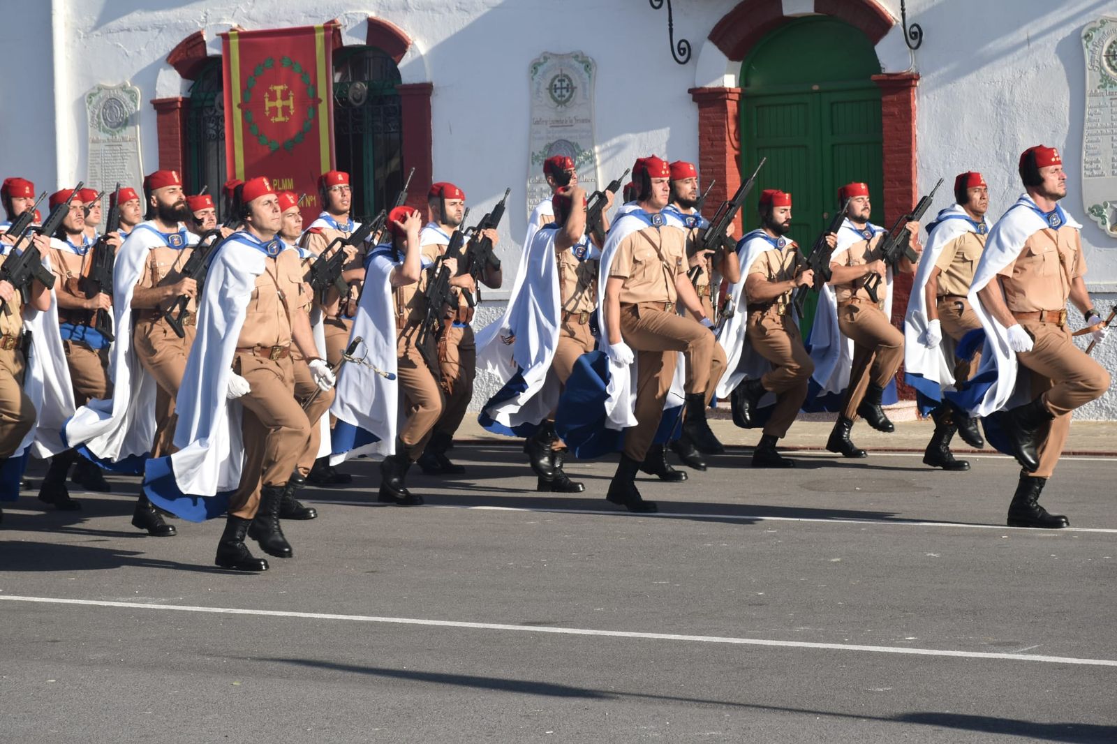 El acuartelamiento González-Tablas acoge una parada militar por el 115 aniversario de Regulares