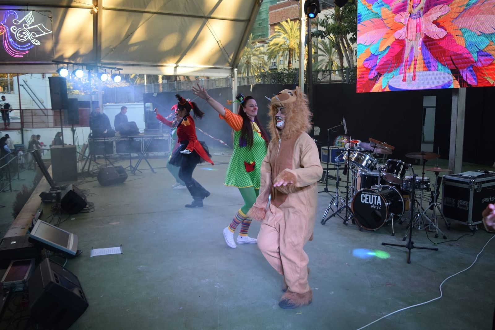 El concurso de carnaval infantil disfraza el Auditorio de la Marina con motivos de circo