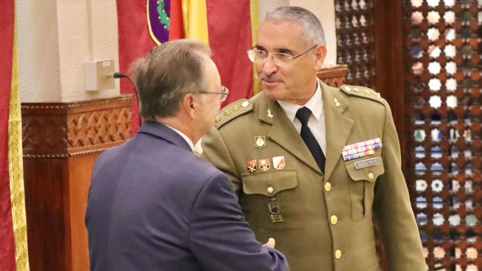El nuevo Delegado de Defensa de Ceuta, Francisco de Asís Vázquez, saluda al presiente Juan Vivas durante su toma de posesión