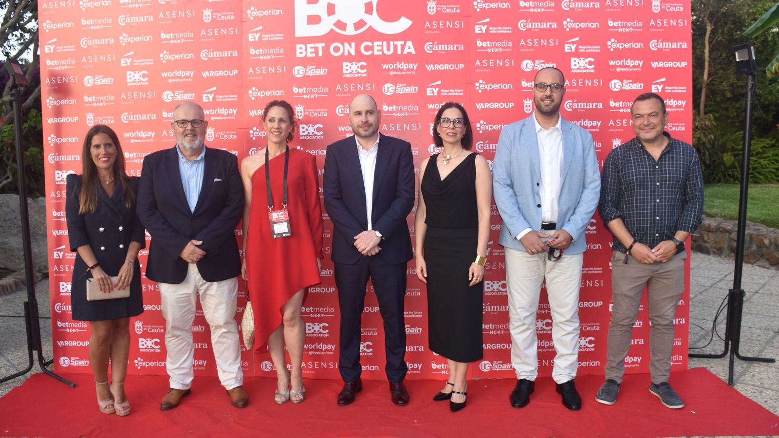 Representantes de la Delegación del Gobierno posan durante el cóctel de despedida del Bet On Ceuta en el Parque Marítimo