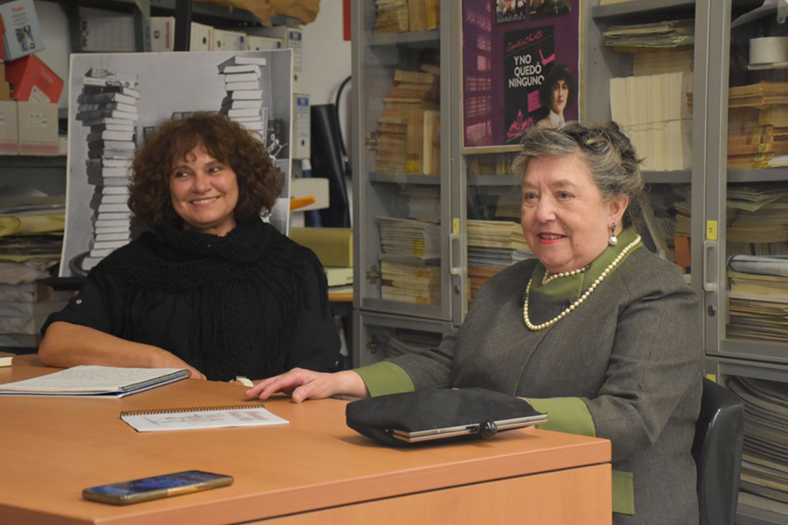 La responsable del club de lectura, Rosa Ramón, junto a la autora este lunes. / FOTO G.S.