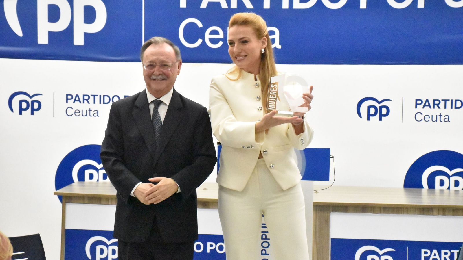 Juan Vivas entrega a Nazaret Compaz el premio Mujer 10 del PP