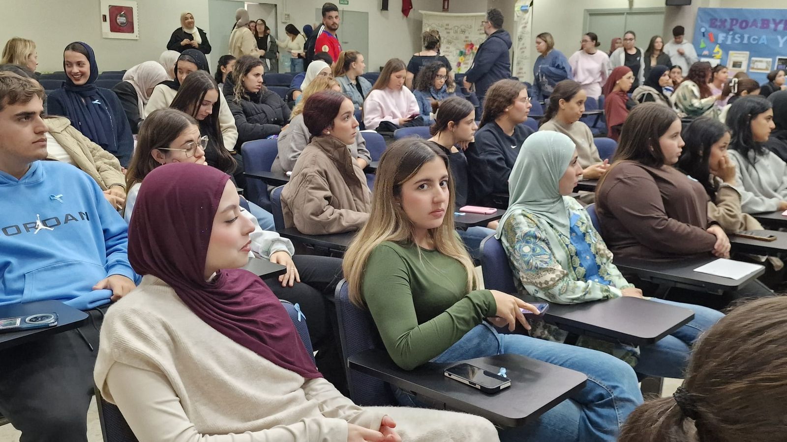 Alumnos en el salón de actos del IES Abyla