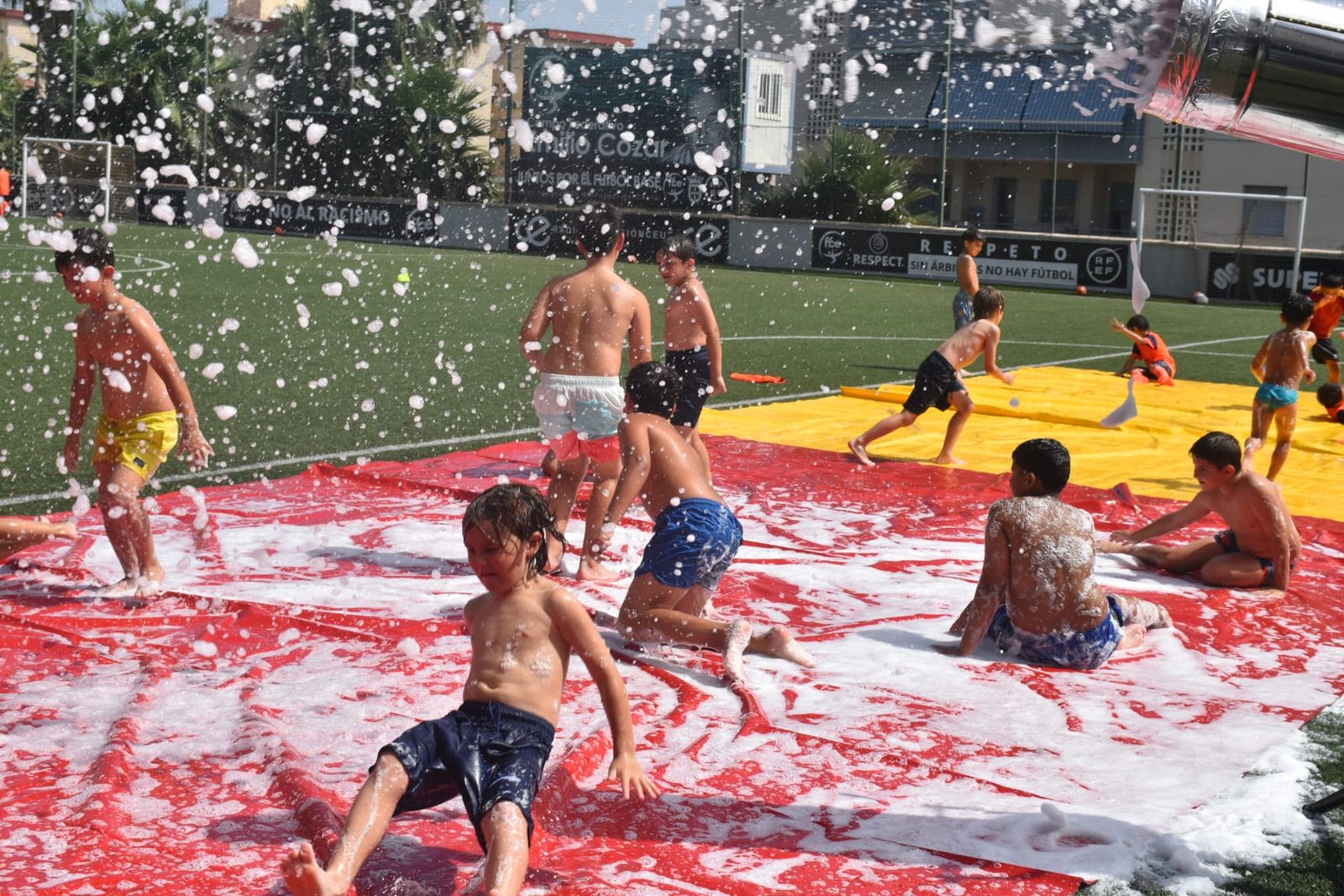 Fiesta de deporte, espuma y convivencia en el Campus de Verano ‘Emilio Cózar’