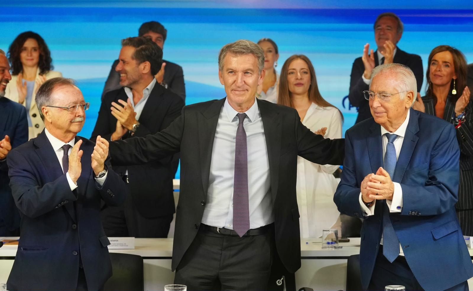 Feijóo posa junto a los presidentes de Ceuta, Juan Vivas, y Melilla, Juan José Imbroda