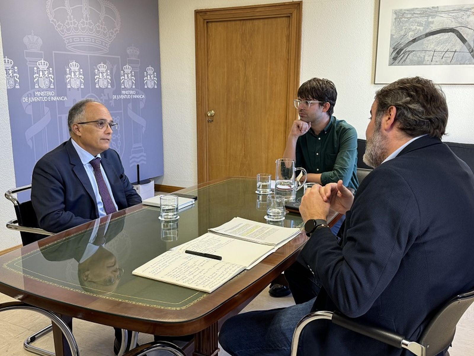 El consejero de Presidencia, Alberto Gaitán, durante una reunión con el secretario de Estado de Juventud e Infancia, Rubén Pérez/ FOTO EL PUEBLO