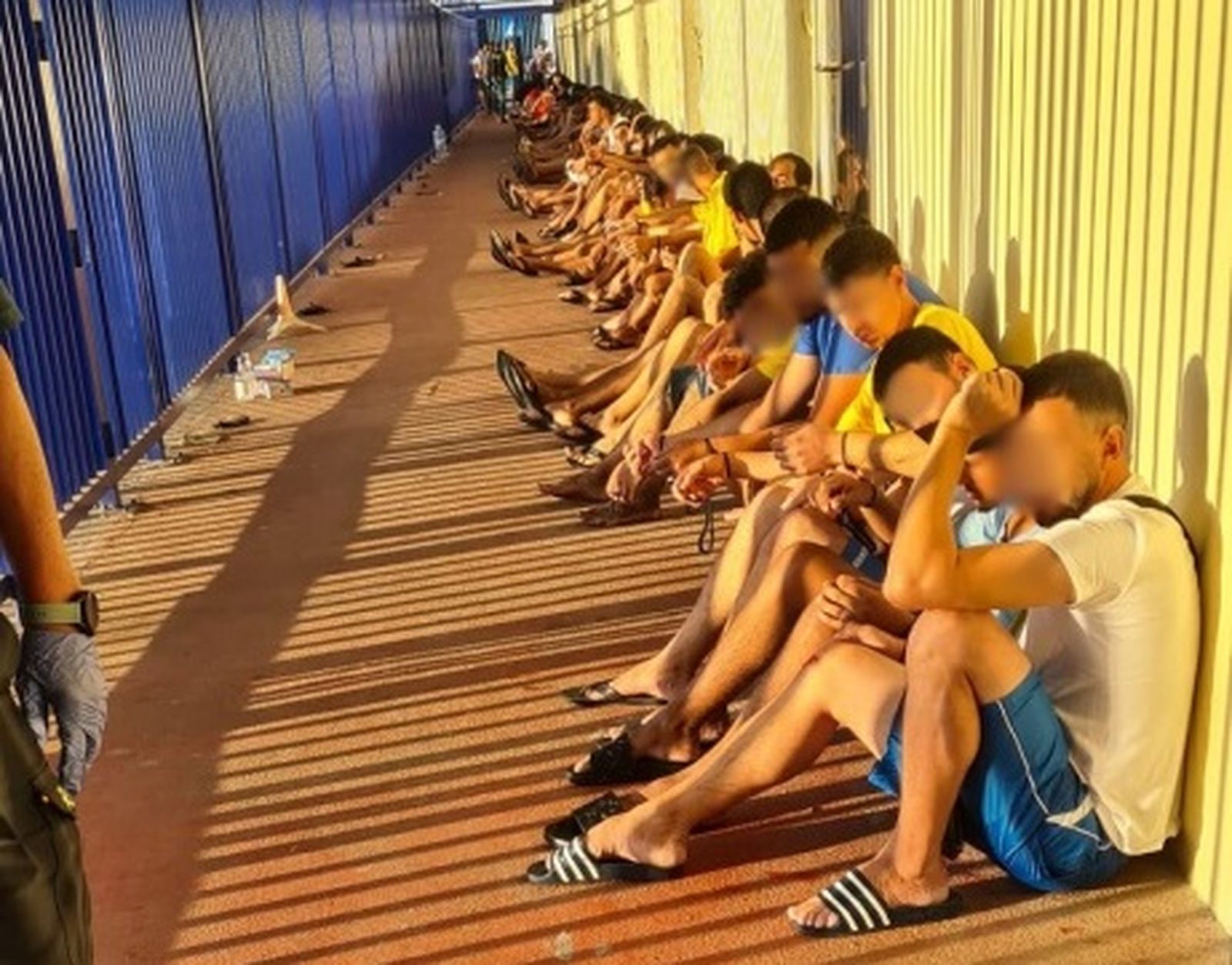 Varios jóvenes migrantes en la frontera. / FOTO AUGC