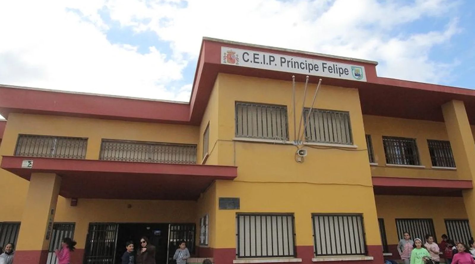 El contrato establece un tiempo máximo de respuesta de 24 horas para las actuaciones ordinarias y de tres horas para los servicios extraordinarios, tales como fugas de agua, actos vandálicos o averías que puedan implicar riesgos para las personas o los bienes. En estos casos, la empresa deberá restablecer el servicio con la mayor rapidez posible, incluso de manera provisional, y proceder a la reparación definitiva en un plazo máximo de 72 horas