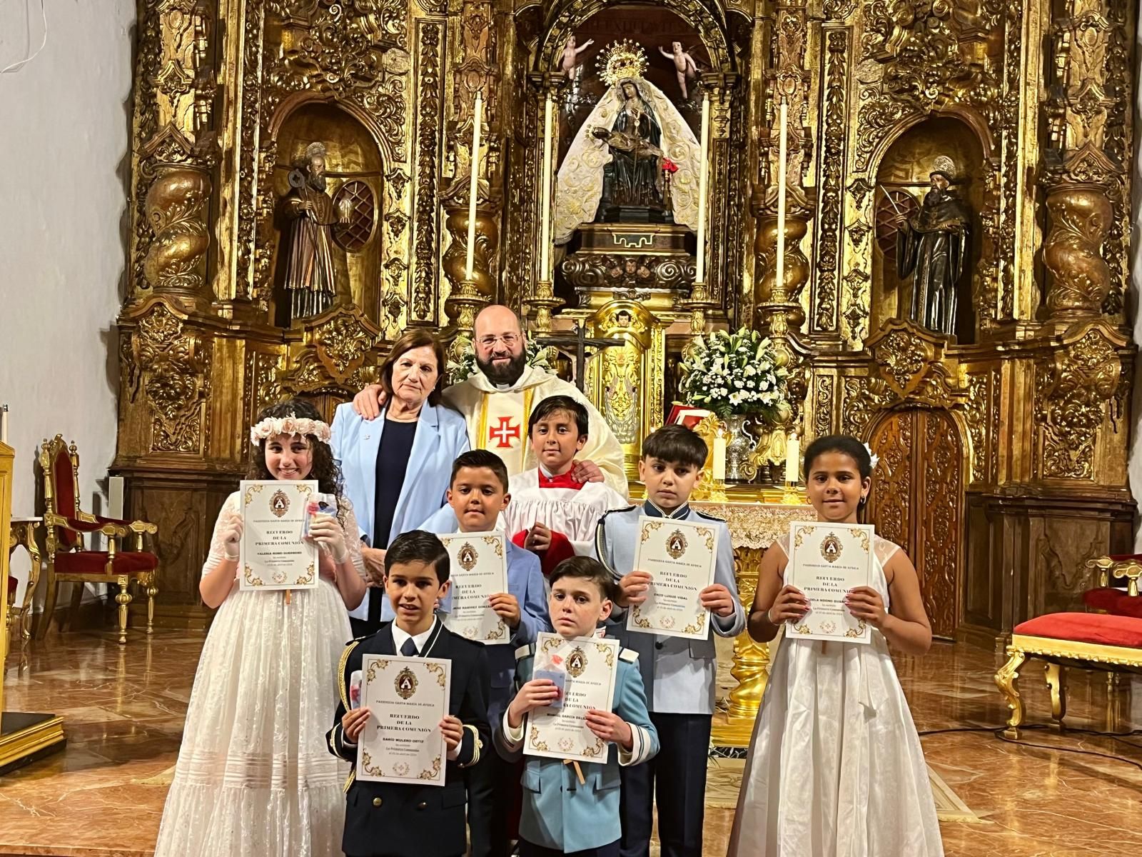 El vicario oficia comuniones en el Santuario de la Virgen de África