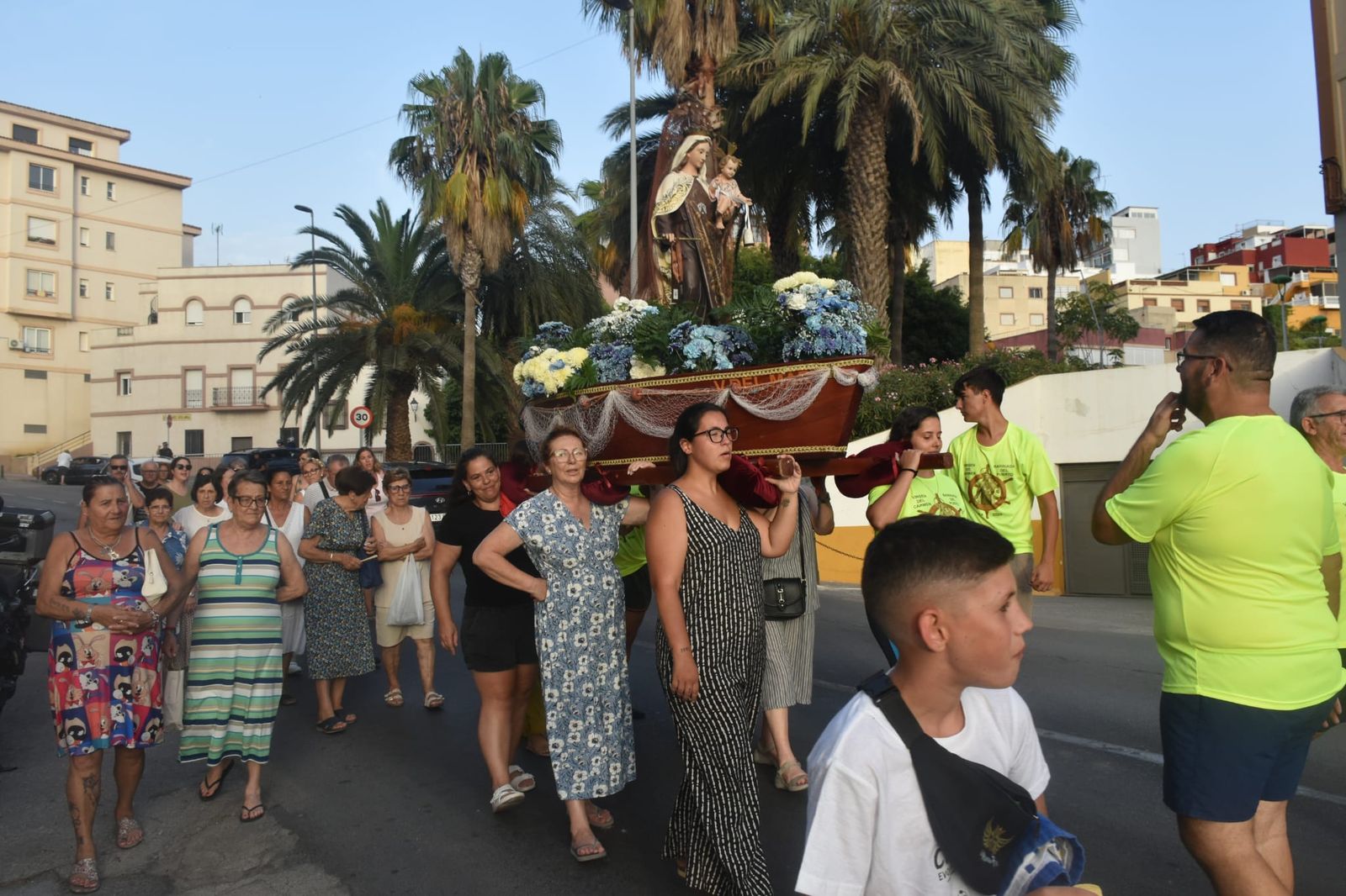 La Virgen del Carmen del Puerto encandila la barriada de Villajovita