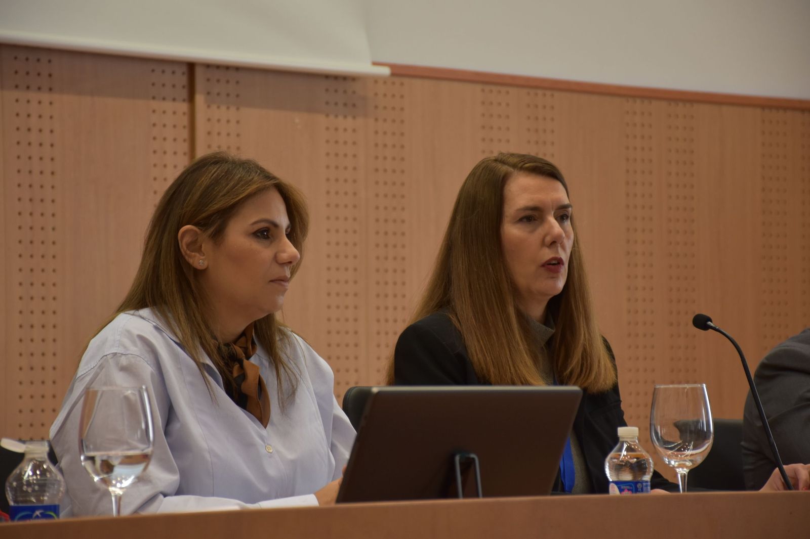 La presidenta del Colegio de Enfermería, Rosa Fuentes, junto a la consejera de Sanidad, Nabila Benzina, en la jornada del Colegio de Enfermería de Ceuta para conmemorar su Día Internacional