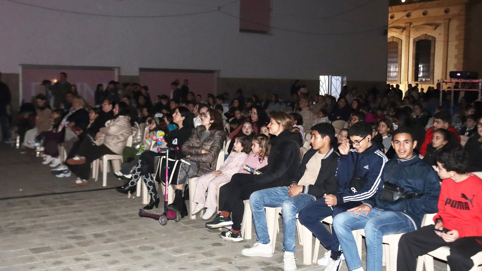 Proyección de la película ‘SuperKlaus’ en la plaza Nelson Mandela.