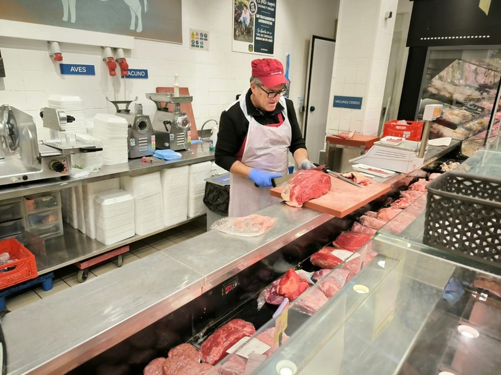 Carnicero de toda la vida.- Willy trabaja en la carnicería de Carrefour. Empezó desde muy joven de carnicero. A parte, también lo conocemos porque ha sido un gran jugador de fútbol de categoría nacional, de aquí d