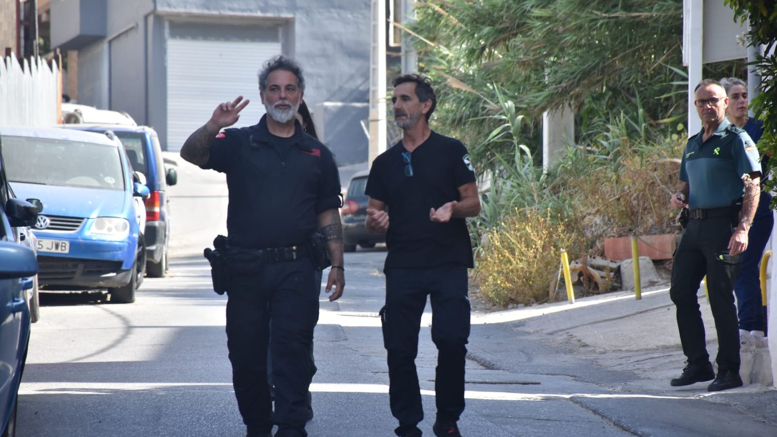 Agentes y miembros de Sanidad durante el operativo