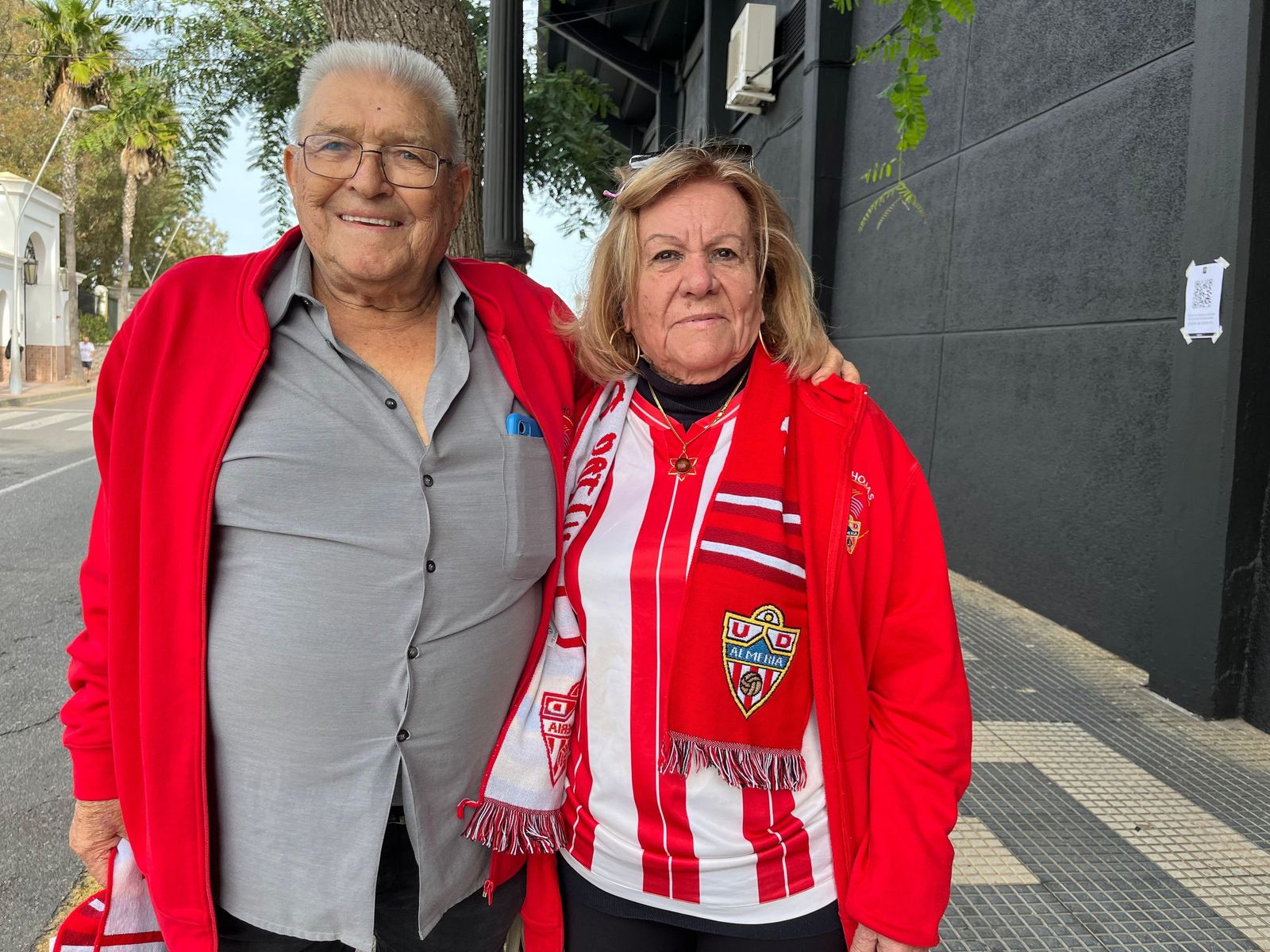 Gran 'ambientazo' en la previa del partido con las aficiones entregadas a sus respectivos equipos