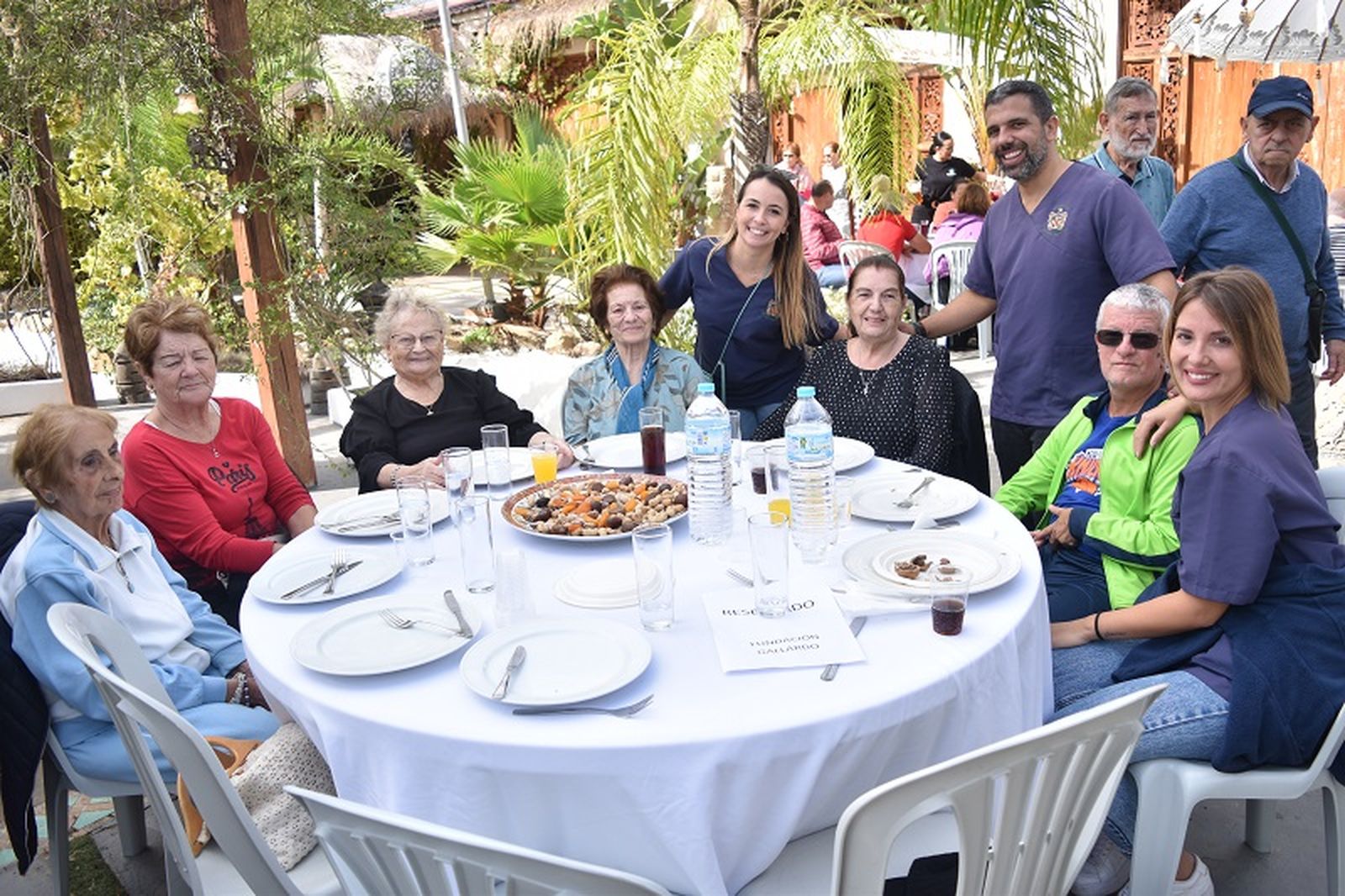 Un total de 16 usuarios de la Fundación Eduardo Gallardo estuvieron presentes este jueves acompañados de algunos trabajadores de la entidad / FOTO NICOL'S