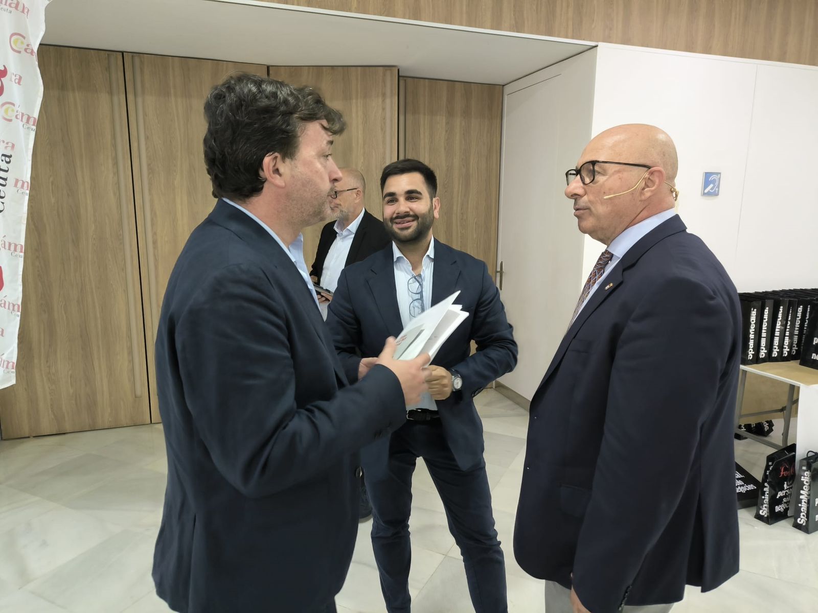 El consejero de Comercio, Nicola Cecchi (dcha), durante un descanso