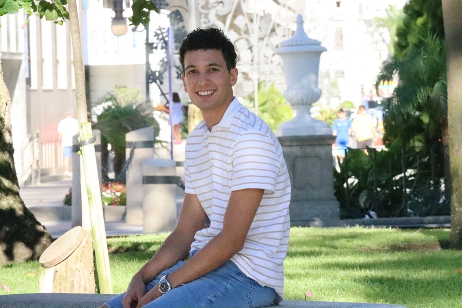El ingeniero biomédico ceutí Yawad Sbihi posa en la plaza de África tras ser entrevistado por El Pueblo de Ceuta con motivo de su beca para hacer prácticas en Harvard