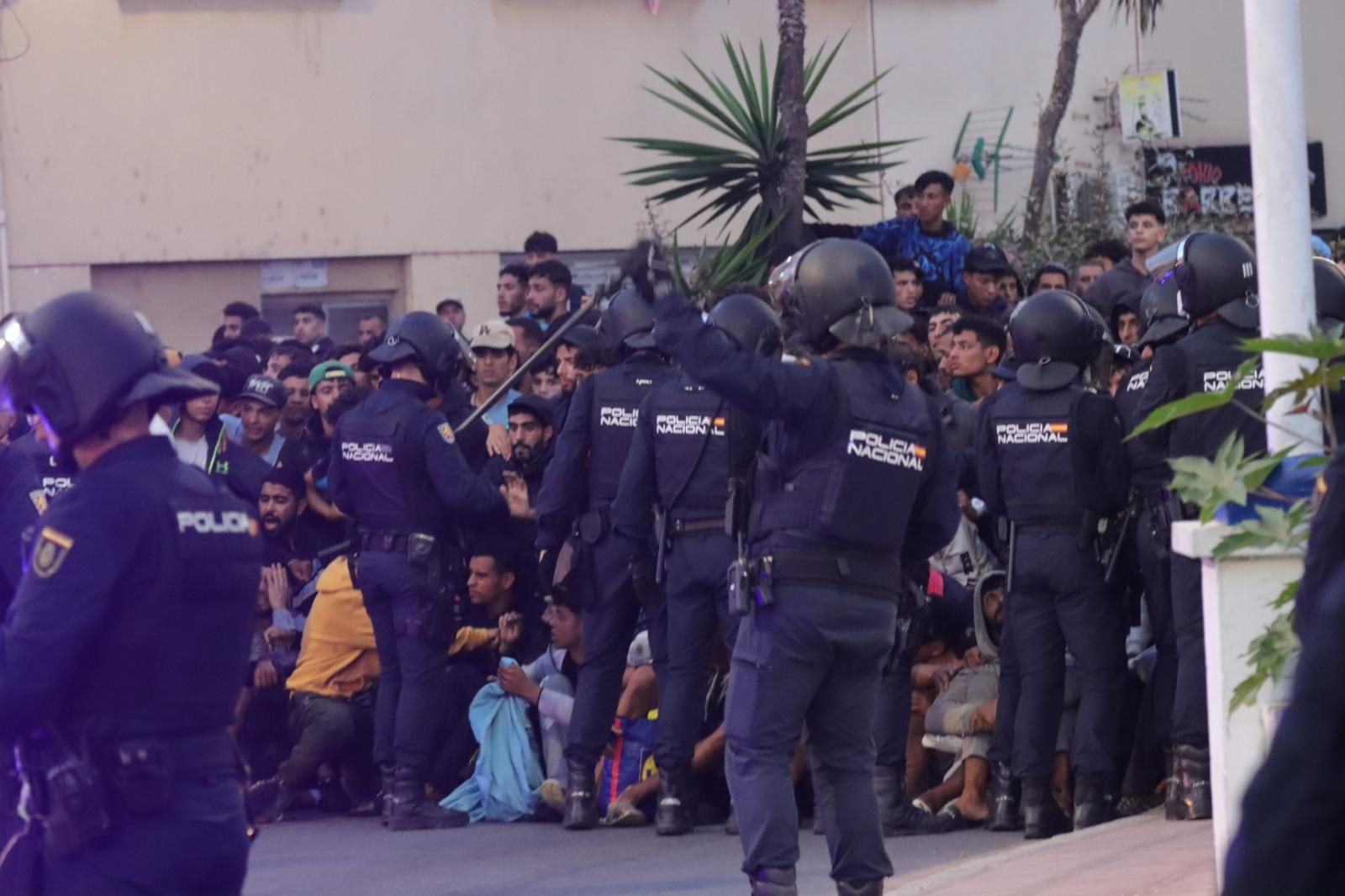 Tenso traslado  de más de  3.000 migrantes de las playas de Ceuta a un nuevo centro temporal